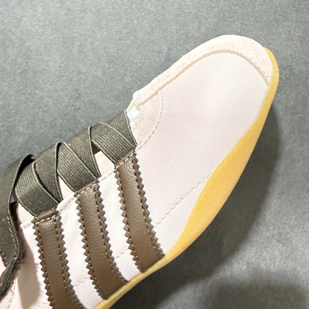 adidas ToKyo东京限定经典复古运动休闲鞋，橡胶鞋底轻薄柔软耐磨防滑、鞋面、鞋身采用梭织料贯穿整