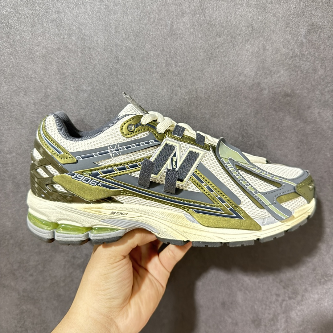 【公司级】New Balance 1906 复古单品 近两年来，要说人气最高的球鞋品牌相信 New Balance 一定是其中之一。无论是重磅联名，还是亮眼配色，都有着超高的人气，市价也一度居高不下。全新的 New Balance 1906R 实力上线。整体视觉效果饱含科技感。鞋身以大面积网眼材质包裹，搭配上皮革补强，既保证了透气性，又有着不错的质感。搭载这 N-ERGY 缓震科技和厚实的 Ortholite 鞋垫，保证了 New Balance 一如既往的舒适 货号：U1906ANC 尺码：36-45-莆田鞋