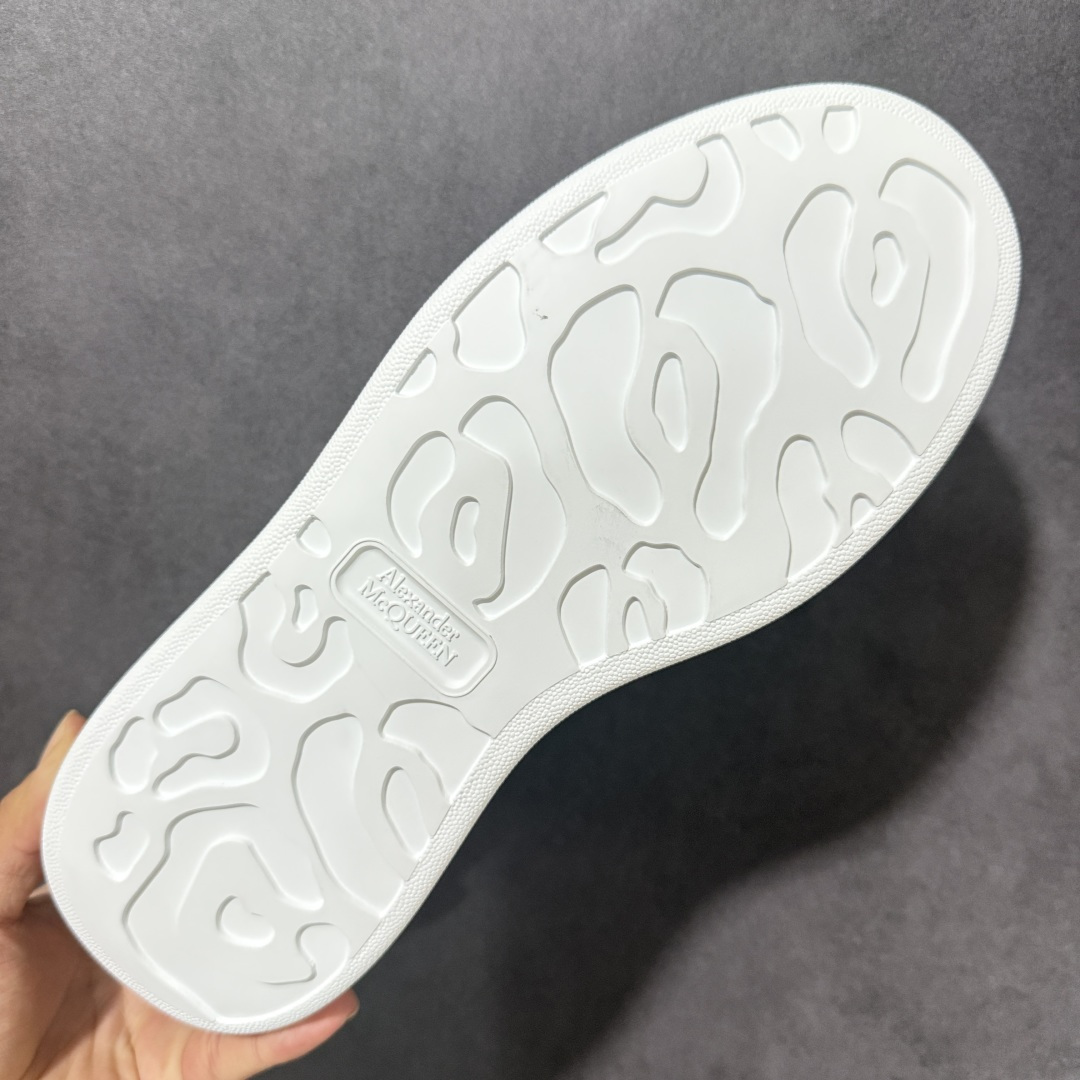 图片[9]-【公司级特价】广东原厂生产 麦昆 低帮厚底板鞋 意大利高奢品牌-亚历山大·麦昆Alexander McQueen Oversized Sneakers 低帮时装厚底休闲运动小白板鞋 海外指定版本 独特礼盒包装 进口丝绸亚光原版正品 水染羊皮内里 牛皮垫脚 回弹度到位 耐磨又舒适 鞋底厚4.5cm 全套原版包装 配件齐全 官方一致 凹凸定制正品原盒包装 尺码：40-45-莆田鞋