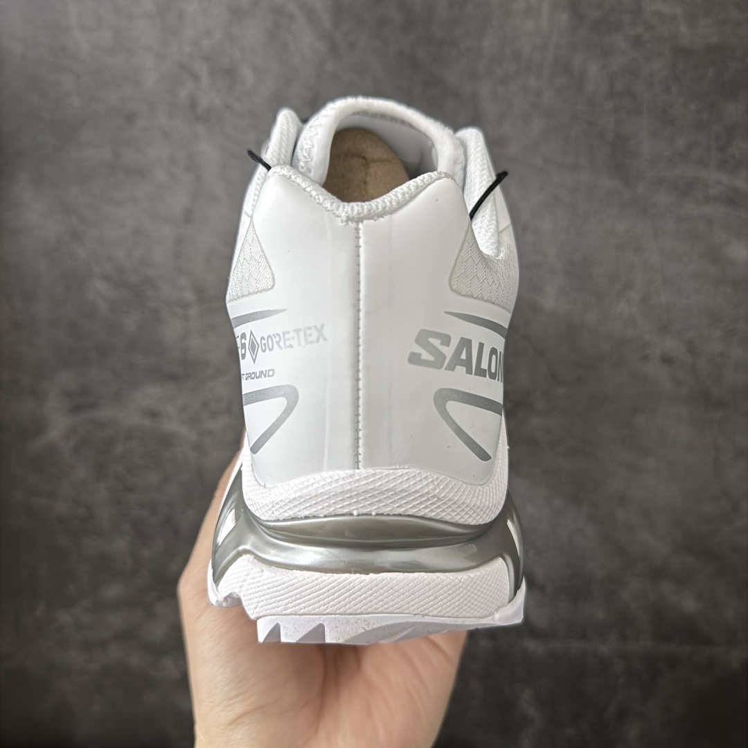 图片[4]-【PZ纯原】SALOMON XT-6 GTX 萨洛蒙潮流越野机能户外功能鞋 防水白银475811 真正防水鞋面 区别假防水 全新版本出货 好货不怕晚 品质 细节 材料都是肉眼可以见！ 售前售后也是其它工厂无法匹敌！ 纯原外贸平台特供订单 耗时半年巨作 全套原纸板楦头开发 原厂特供网布配套加持 确保原汁原味 完美呈现版型 原档数据独家私模五层组合大底 原装Ortholite轻量化鞋垫 中底布带钢印编号 原厂TPU锁扣 进口港宝加持 后跟自然饱满 还原公司包裹性 鞋面以“锯齿”状的包裹系统呈现 在基色底之下加入了各种色点缀 将公司的最新技术和时尚前卫的造型融入耐用的长跑款式中 鞋面由 TPU 薄膜制成 并焊接在高耐磨网眼上 使其既时尚又坚固 由 ACS底盘支撑 可增强稳定性和支撑力 以及由橡胶凸耳 Contragrip外底覆盖的 EVA 缓冲中底 旨在应对崎岖的地形 鞋舌上的彩色Salomon 标签、Quicklace 系统以及鞋头、鞋舌和鞋跟上的附加品牌使细节更加完美 让穿着者可以轻松驾驭户外与通勤下的任何运动生活场景 无缝鞋身户外随意纵横 颜值与脚感兼备 出街通勤 绝对非常吸睛 你值得拥有 尺码：36 36.5 37.5 38 38.5 39 40 40.5 41 42 42.5 43 44 44.5 45-莆田鞋
