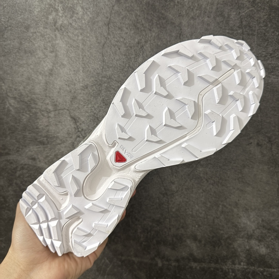 图片[9]-【PZ纯原】SALOMON XT-6 GTX 萨洛蒙潮流越野机能户外功能鞋 防水白银475811 真正防水鞋面 区别假防水 全新版本出货 好货不怕晚 品质 细节 材料都是肉眼可以见！ 售前售后也是其它工厂无法匹敌！ 纯原外贸平台特供订单 耗时半年巨作 全套原纸板楦头开发 原厂特供网布配套加持 确保原汁原味 完美呈现版型 原档数据独家私模五层组合大底 原装Ortholite轻量化鞋垫 中底布带钢印编号 原厂TPU锁扣 进口港宝加持 后跟自然饱满 还原公司包裹性 鞋面以“锯齿”状的包裹系统呈现 在基色底之下加入了各种色点缀 将公司的最新技术和时尚前卫的造型融入耐用的长跑款式中 鞋面由 TPU 薄膜制成 并焊接在高耐磨网眼上 使其既时尚又坚固 由 ACS底盘支撑 可增强稳定性和支撑力 以及由橡胶凸耳 Contragrip外底覆盖的 EVA 缓冲中底 旨在应对崎岖的地形 鞋舌上的彩色Salomon 标签、Quicklace 系统以及鞋头、鞋舌和鞋跟上的附加品牌使细节更加完美 让穿着者可以轻松驾驭户外与通勤下的任何运动生活场景 无缝鞋身户外随意纵横 颜值与脚感兼备 出街通勤 绝对非常吸睛 你值得拥有 尺码：36 36.5 37.5 38 38.5 39 40 40.5 41 42 42.5 43 44 44.5 45-莆田鞋