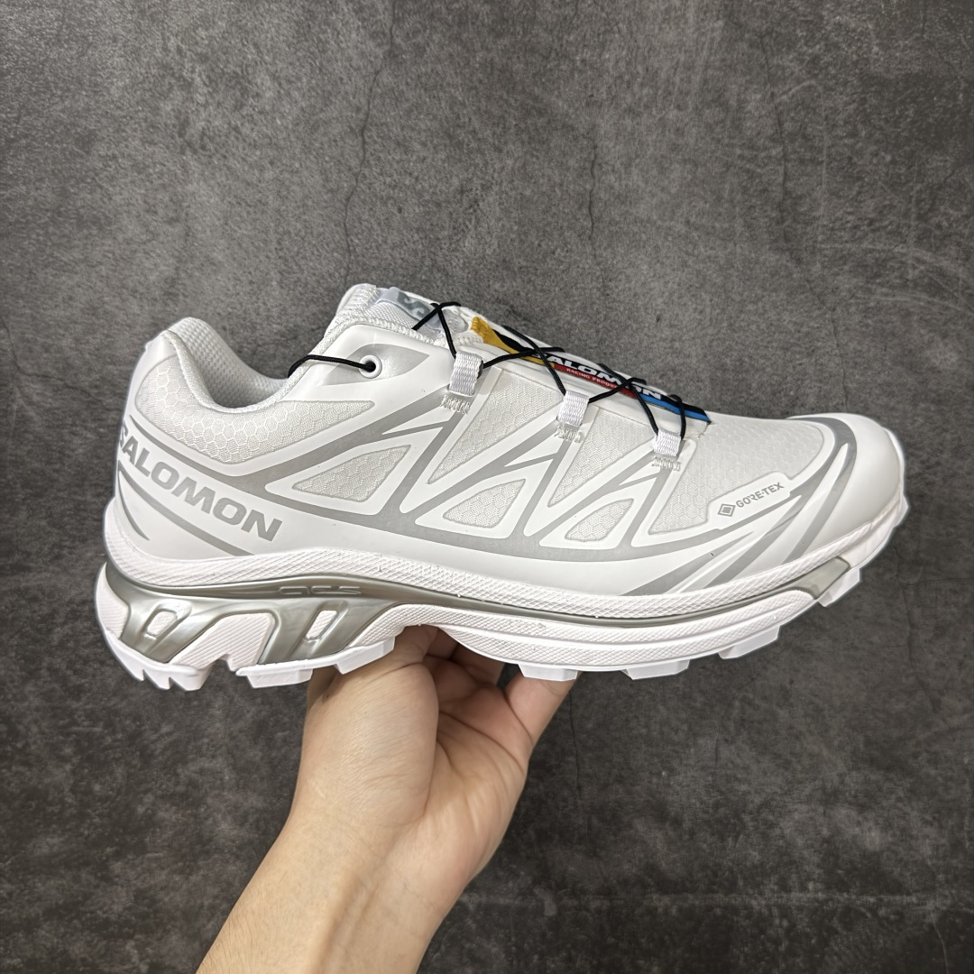 【PZ纯原】SALOMON XT-6 GTX 萨洛蒙潮流越野机能户外功能鞋 防水白银475811 真正防水鞋面 区别假防水 全新版本出货 好货不怕晚 品质 细节 材料都是肉眼可以见！ 售前售后也是其它工厂无法匹敌！ 纯原外贸平台特供订单 耗时半年巨作 全套原纸板楦头开发 原厂特供网布配套加持 确保原汁原味 完美呈现版型 原档数据独家私模五层组合大底 原装Ortholite轻量化鞋垫 中底布带钢印编号 原厂TPU锁扣 进口港宝加持 后跟自然饱满 还原公司包裹性 鞋面以“锯齿”状的包裹系统呈现 在基色底之下加入了各种色点缀 将公司的最新技术和时尚前卫的造型融入耐用的长跑款式中 鞋面由 TPU 薄膜制成 并焊接在高耐磨网眼上 使其既时尚又坚固 由 ACS底盘支撑 可增强稳定性和支撑力 以及由橡胶凸耳 Contragrip外底覆盖的 EVA 缓冲中底 旨在应对崎岖的地形 鞋舌上的彩色Salomon 标签、Quicklace 系统以及鞋头、鞋舌和鞋跟上的附加品牌使细节更加完美 让穿着者可以轻松驾驭户外与通勤下的任何运动生活场景 无缝鞋身户外随意纵横 颜值与脚感兼备 出街通勤 绝对非常吸睛 你值得拥有 尺码：36 36.5 37.5 38 38.5 39 40 40.5 41 42 42.5 43 44 44.5 45-莆田鞋
