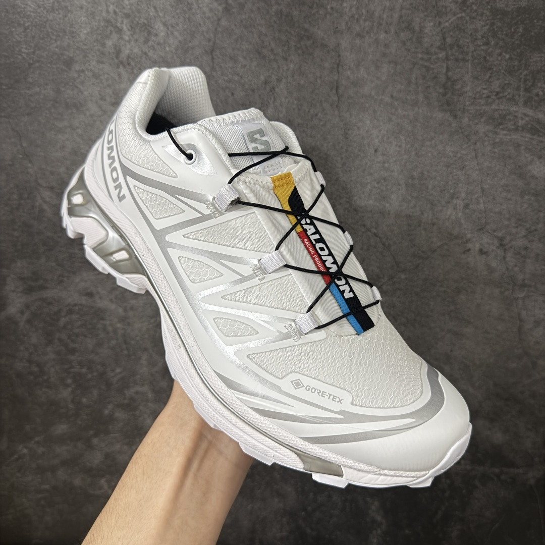 图片[3]-【PZ纯原】SALOMON XT-6 GTX 萨洛蒙潮流越野机能户外功能鞋 防水白银475811 真正防水鞋面 区别假防水 全新版本出货 好货不怕晚 品质 细节 材料都是肉眼可以见！ 售前售后也是其它工厂无法匹敌！ 纯原外贸平台特供订单 耗时半年巨作 全套原纸板楦头开发 原厂特供网布配套加持 确保原汁原味 完美呈现版型 原档数据独家私模五层组合大底 原装Ortholite轻量化鞋垫 中底布带钢印编号 原厂TPU锁扣 进口港宝加持 后跟自然饱满 还原公司包裹性 鞋面以“锯齿”状的包裹系统呈现 在基色底之下加入了各种色点缀 将公司的最新技术和时尚前卫的造型融入耐用的长跑款式中 鞋面由 TPU 薄膜制成 并焊接在高耐磨网眼上 使其既时尚又坚固 由 ACS底盘支撑 可增强稳定性和支撑力 以及由橡胶凸耳 Contragrip外底覆盖的 EVA 缓冲中底 旨在应对崎岖的地形 鞋舌上的彩色Salomon 标签、Quicklace 系统以及鞋头、鞋舌和鞋跟上的附加品牌使细节更加完美 让穿着者可以轻松驾驭户外与通勤下的任何运动生活场景 无缝鞋身户外随意纵横 颜值与脚感兼备 出街通勤 绝对非常吸睛 你值得拥有 尺码：36 36.5 37.5 38 38.5 39 40 40.5 41 42 42.5 43 44 44.5 45-莆田鞋