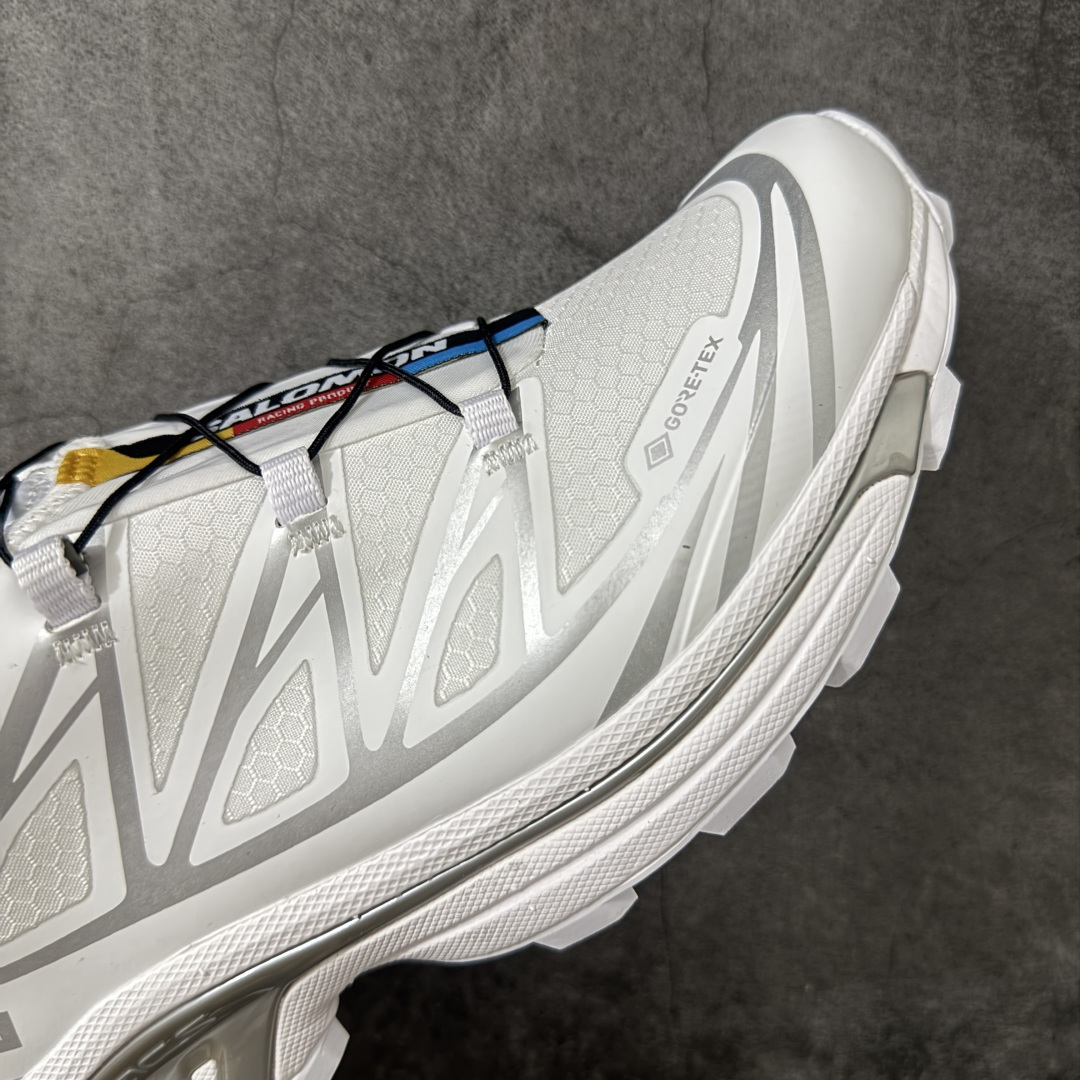 图片[6]-【PZ纯原】SALOMON XT-6 GTX 萨洛蒙潮流越野机能户外功能鞋 防水白银475811 真正防水鞋面 区别假防水 全新版本出货 好货不怕晚 品质 细节 材料都是肉眼可以见！ 售前售后也是其它工厂无法匹敌！ 纯原外贸平台特供订单 耗时半年巨作 全套原纸板楦头开发 原厂特供网布配套加持 确保原汁原味 完美呈现版型 原档数据独家私模五层组合大底 原装Ortholite轻量化鞋垫 中底布带钢印编号 原厂TPU锁扣 进口港宝加持 后跟自然饱满 还原公司包裹性 鞋面以“锯齿”状的包裹系统呈现 在基色底之下加入了各种色点缀 将公司的最新技术和时尚前卫的造型融入耐用的长跑款式中 鞋面由 TPU 薄膜制成 并焊接在高耐磨网眼上 使其既时尚又坚固 由 ACS底盘支撑 可增强稳定性和支撑力 以及由橡胶凸耳 Contragrip外底覆盖的 EVA 缓冲中底 旨在应对崎岖的地形 鞋舌上的彩色Salomon 标签、Quicklace 系统以及鞋头、鞋舌和鞋跟上的附加品牌使细节更加完美 让穿着者可以轻松驾驭户外与通勤下的任何运动生活场景 无缝鞋身户外随意纵横 颜值与脚感兼备 出街通勤 绝对非常吸睛 你值得拥有 尺码：36 36.5 37.5 38 38.5 39 40 40.5 41 42 42.5 43 44 44.5 45-莆田鞋
