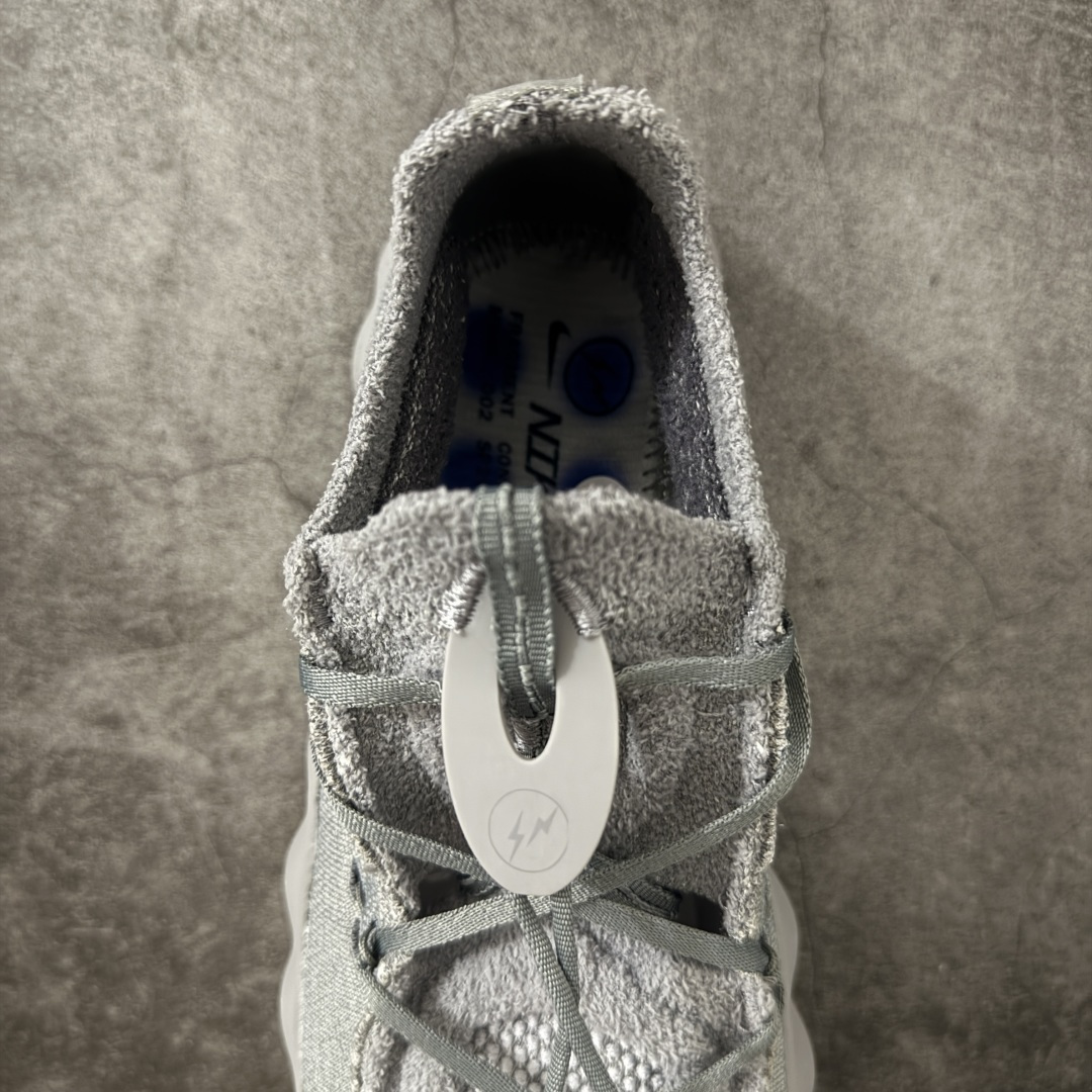 图片[8]-【纯原版】Fragment Design x NK Mind 002 藤原浩联名 足底按摩舒适运动休闲训练鞋 灰色 IQ8504-001 全套原厂楦头原纸板数据档案 历时四个月倾力打造 原厂0937机台Flyknit飞织工艺 鞋面针织密度弹性完美同步原鞋 工艺同步公司 原厂压底模 加固按摩单元 防止颗粒松动 原装TUP鞋扣 亮黑后跟条 白色字体采用工业级丝网印刷（丝印）工艺 字体边缘锐利清晰 笔画粗细均匀 没有毛边或晕染 依旧延续Mind系列的标志性外观 采用黑色Flyknit鞋面 并用到拼接结构和外露缝线强调设计感 鞋底依旧配备22个皇家蓝独立泡棉按摩球 鞋底的FRAGMENT经典标语也同样保留其中 还在鞋舌加入了一块印有闪电章的特殊提环 来进一步表明联名身份 正常尺码 尺码：36 36.5 37.5 38 38.5 39 40 40.5 41 42 42.5 43 44 44.5 45 46-莆田鞋