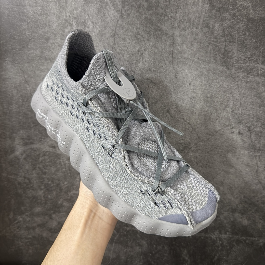 图片[3]-【纯原版】Fragment Design x NK Mind 002 藤原浩联名 足底按摩舒适运动休闲训练鞋 灰色 IQ8504-001 全套原厂楦头原纸板数据档案 历时四个月倾力打造 原厂0937机台Flyknit飞织工艺 鞋面针织密度弹性完美同步原鞋 工艺同步公司 原厂压底模 加固按摩单元 防止颗粒松动 原装TUP鞋扣 亮黑后跟条 白色字体采用工业级丝网印刷（丝印）工艺 字体边缘锐利清晰 笔画粗细均匀 没有毛边或晕染 依旧延续Mind系列的标志性外观 采用黑色Flyknit鞋面 并用到拼接结构和外露缝线强调设计感 鞋底依旧配备22个皇家蓝独立泡棉按摩球 鞋底的FRAGMENT经典标语也同样保留其中 还在鞋舌加入了一块印有闪电章的特殊提环 来进一步表明联名身份 正常尺码 尺码：36 36.5 37.5 38 38.5 39 40 40.5 41 42 42.5 43 44 44.5 45 46-莆田鞋