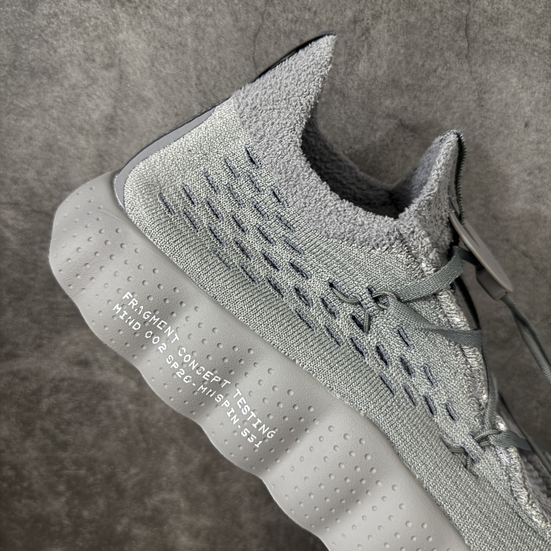 图片[7]-【纯原版】Fragment Design x NK Mind 002 藤原浩联名 足底按摩舒适运动休闲训练鞋 灰色 IQ8504-001 全套原厂楦头原纸板数据档案 历时四个月倾力打造 原厂0937机台Flyknit飞织工艺 鞋面针织密度弹性完美同步原鞋 工艺同步公司 原厂压底模 加固按摩单元 防止颗粒松动 原装TUP鞋扣 亮黑后跟条 白色字体采用工业级丝网印刷（丝印）工艺 字体边缘锐利清晰 笔画粗细均匀 没有毛边或晕染 依旧延续Mind系列的标志性外观 采用黑色Flyknit鞋面 并用到拼接结构和外露缝线强调设计感 鞋底依旧配备22个皇家蓝独立泡棉按摩球 鞋底的FRAGMENT经典标语也同样保留其中 还在鞋舌加入了一块印有闪电章的特殊提环 来进一步表明联名身份 正常尺码 尺码：36 36.5 37.5 38 38.5 39 40 40.5 41 42 42.5 43 44 44.5 45 46-莆田鞋
