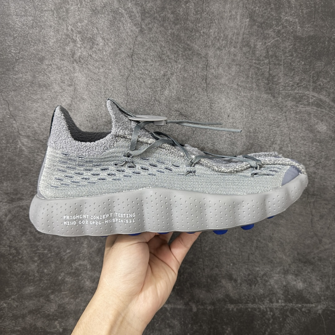 【纯原版】Fragment Design x NK Mind 002 藤原浩联名 足底按摩舒适运动休闲训练鞋 灰色 IQ8504-001 全套原厂楦头原纸板数据档案 历时四个月倾力打造 原厂0937机台Flyknit飞织工艺 鞋面针织密度弹性完美同步原鞋 工艺同步公司 原厂压底模 加固按摩单元 防止颗粒松动 原装TUP鞋扣 亮黑后跟条 白色字体采用工业级丝网印刷（丝印）工艺 字体边缘锐利清晰 笔画粗细均匀 没有毛边或晕染 依旧延续Mind系列的标志性外观 采用黑色Flyknit鞋面 并用到拼接结构和外露缝线强调设计感 鞋底依旧配备22个皇家蓝独立泡棉按摩球 鞋底的FRAGMENT经典标语也同样保留其中 还在鞋舌加入了一块印有闪电章的特殊提环 来进一步表明联名身份 正常尺码 尺码：36 36.5 37.5 38 38.5 39 40 40.5 41 42 42.5 43 44 44.5 45 46-莆田鞋
