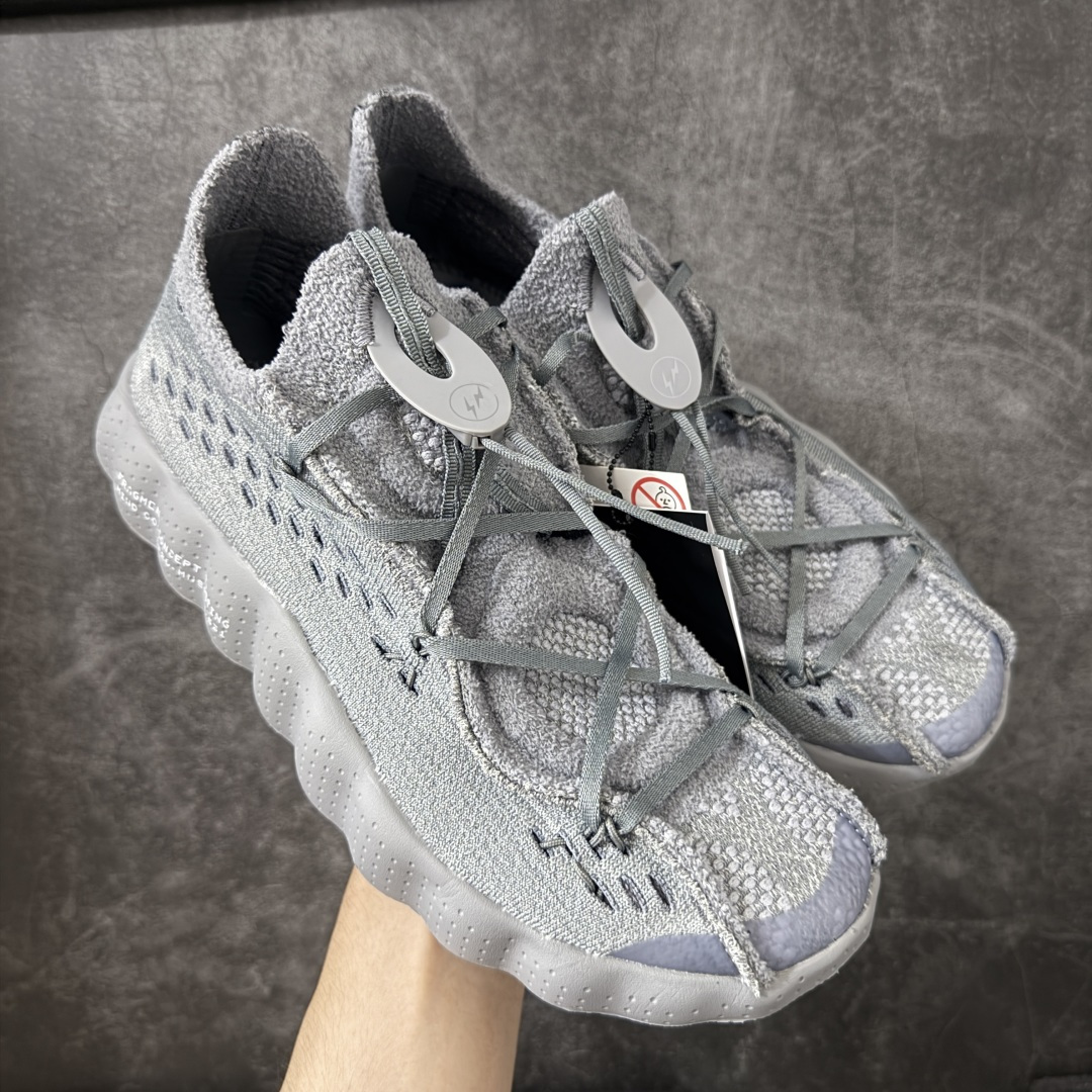 【纯原版】Fragment Design x NK Mind 002 藤原浩联名 足底按摩舒适运动休闲训练鞋 灰色 IQ8504-001 全套原厂楦头原纸板数据档案 历时四个月倾力打造 原厂0937机台Flyknit飞织工艺 鞋面针织密度弹性完美同步原鞋 工艺同步公司 原厂压底模 加固按摩单元 防止颗粒松动 原装TUP鞋扣 亮黑后跟条 白色字体采用工业级丝网印刷（丝印）工艺 字体边缘锐利清晰 笔画粗细均匀 没有毛边或晕染 依旧延续Mind系列的标志性外观 采用黑色Flyknit鞋面 并用到拼接结构和外露缝线强调设计感 鞋底依旧配备22个皇家蓝独立泡棉按摩球 鞋底的FRAGMENT经典标语也同样保留其中 还在鞋舌加入了一块印有闪电章的特殊提环 来进一步表明联名身份 正常尺码 尺码：36 36.5 37.5 38 38.5 39 40 40.5 41 42 42.5 43 44 44.5 45 46-莆田鞋