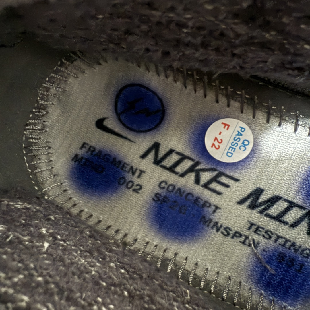图片[9]-【纯原版】Fragment Design x NK Mind 002 藤原浩联名 足底按摩舒适运动休闲训练鞋 灰色 IQ8504-001 全套原厂楦头原纸板数据档案 历时四个月倾力打造 原厂0937机台Flyknit飞织工艺 鞋面针织密度弹性完美同步原鞋 工艺同步公司 原厂压底模 加固按摩单元 防止颗粒松动 原装TUP鞋扣 亮黑后跟条 白色字体采用工业级丝网印刷（丝印）工艺 字体边缘锐利清晰 笔画粗细均匀 没有毛边或晕染 依旧延续Mind系列的标志性外观 采用黑色Flyknit鞋面 并用到拼接结构和外露缝线强调设计感 鞋底依旧配备22个皇家蓝独立泡棉按摩球 鞋底的FRAGMENT经典标语也同样保留其中 还在鞋舌加入了一块印有闪电章的特殊提环 来进一步表明联名身份 正常尺码 尺码：36 36.5 37.5 38 38.5 39 40 40.5 41 42 42.5 43 44 44.5 45 46-莆田鞋