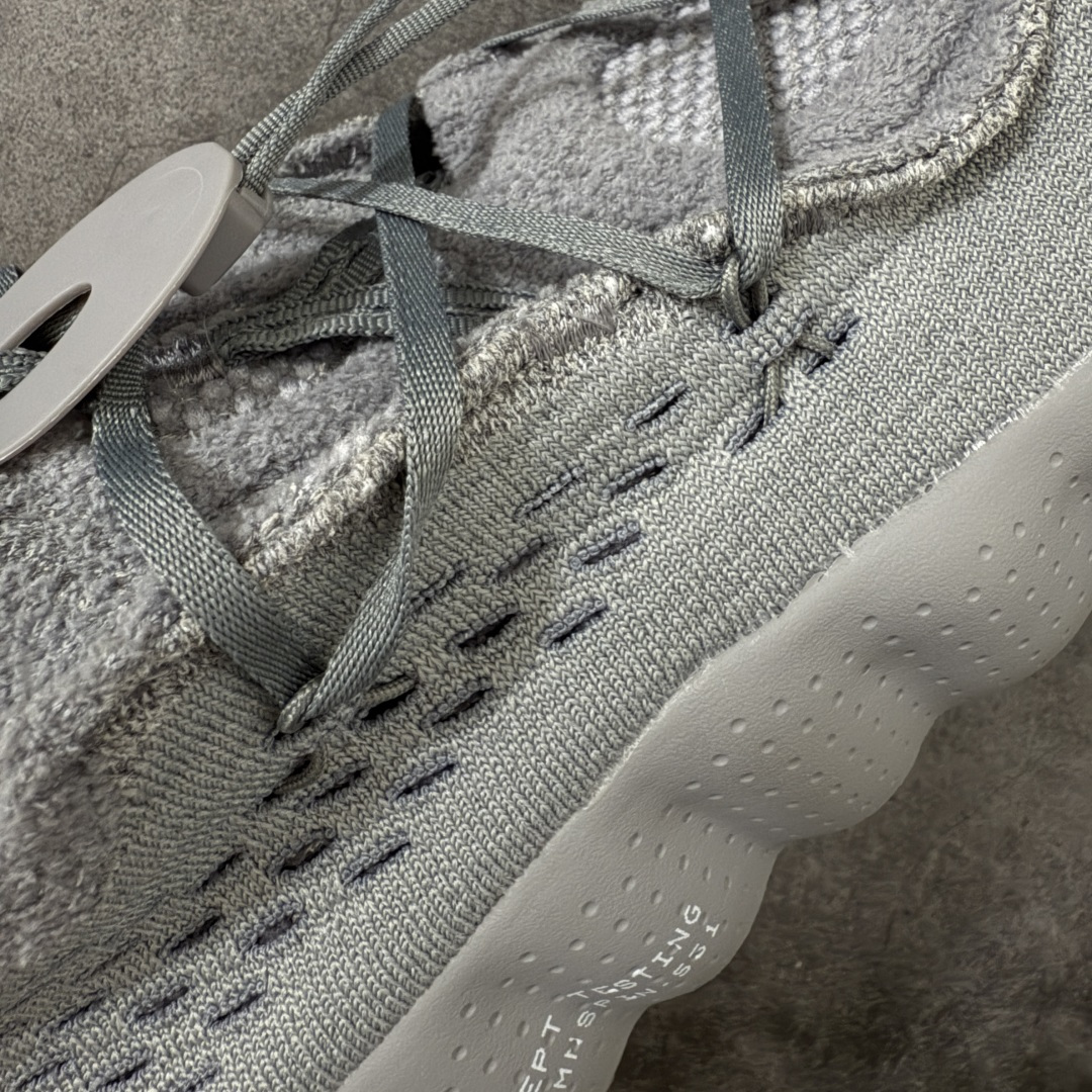 图片[5]-【纯原版】Fragment Design x NK Mind 002 藤原浩联名 足底按摩舒适运动休闲训练鞋 灰色 IQ8504-001 全套原厂楦头原纸板数据档案 历时四个月倾力打造 原厂0937机台Flyknit飞织工艺 鞋面针织密度弹性完美同步原鞋 工艺同步公司 原厂压底模 加固按摩单元 防止颗粒松动 原装TUP鞋扣 亮黑后跟条 白色字体采用工业级丝网印刷（丝印）工艺 字体边缘锐利清晰 笔画粗细均匀 没有毛边或晕染 依旧延续Mind系列的标志性外观 采用黑色Flyknit鞋面 并用到拼接结构和外露缝线强调设计感 鞋底依旧配备22个皇家蓝独立泡棉按摩球 鞋底的FRAGMENT经典标语也同样保留其中 还在鞋舌加入了一块印有闪电章的特殊提环 来进一步表明联名身份 正常尺码 尺码：36 36.5 37.5 38 38.5 39 40 40.5 41 42 42.5 43 44 44.5 45 46-莆田鞋