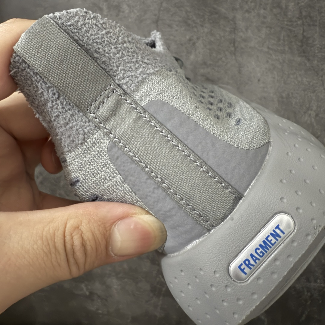 图片[3]-【纯原版】Fragment Design x NK Mind 002 藤原浩联名 足底按摩舒适运动休闲训练鞋 灰色 IQ8504-001 全套原厂楦头原纸板数据档案 历时四个月倾力打造 原厂0937机台Flyknit飞织工艺 鞋面针织密度弹性完美同步原鞋 工艺同步公司 原厂压底模 加固按摩单元 防止颗粒松动 原装TUP鞋扣 亮黑后跟条 白色字体采用工业级丝网印刷（丝印）工艺 字体边缘锐利清晰 笔画粗细均匀 没有毛边或晕染 依旧延续Mind系列的标志性外观 采用黑色Flyknit鞋面 并用到拼接结构和外露缝线强调设计感 鞋底依旧配备22个皇家蓝独立泡棉按摩球 鞋底的FRAGMENT经典标语也同样保留其中 还在鞋舌加入了一块印有闪电章的特殊提环 来进一步表明联名身份 正常尺码 尺码：36 36.5 37.5 38 38.5 39 40 40.5 41 42 42.5 43 44 44.5 45 46-莆田鞋