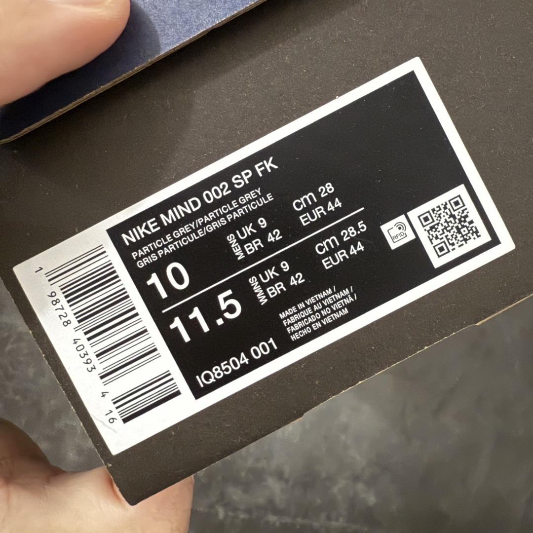 图片[11]-【纯原版】Fragment Design x NK Mind 002 藤原浩联名 足底按摩舒适运动休闲训练鞋 灰色 IQ8504-001 全套原厂楦头原纸板数据档案 历时四个月倾力打造 原厂0937机台Flyknit飞织工艺 鞋面针织密度弹性完美同步原鞋 工艺同步公司 原厂压底模 加固按摩单元 防止颗粒松动 原装TUP鞋扣 亮黑后跟条 白色字体采用工业级丝网印刷（丝印）工艺 字体边缘锐利清晰 笔画粗细均匀 没有毛边或晕染 依旧延续Mind系列的标志性外观 采用黑色Flyknit鞋面 并用到拼接结构和外露缝线强调设计感 鞋底依旧配备22个皇家蓝独立泡棉按摩球 鞋底的FRAGMENT经典标语也同样保留其中 还在鞋舌加入了一块印有闪电章的特殊提环 来进一步表明联名身份 正常尺码 尺码：36 36.5 37.5 38 38.5 39 40 40.5 41 42 42.5 43 44 44.5 45 46-莆田鞋