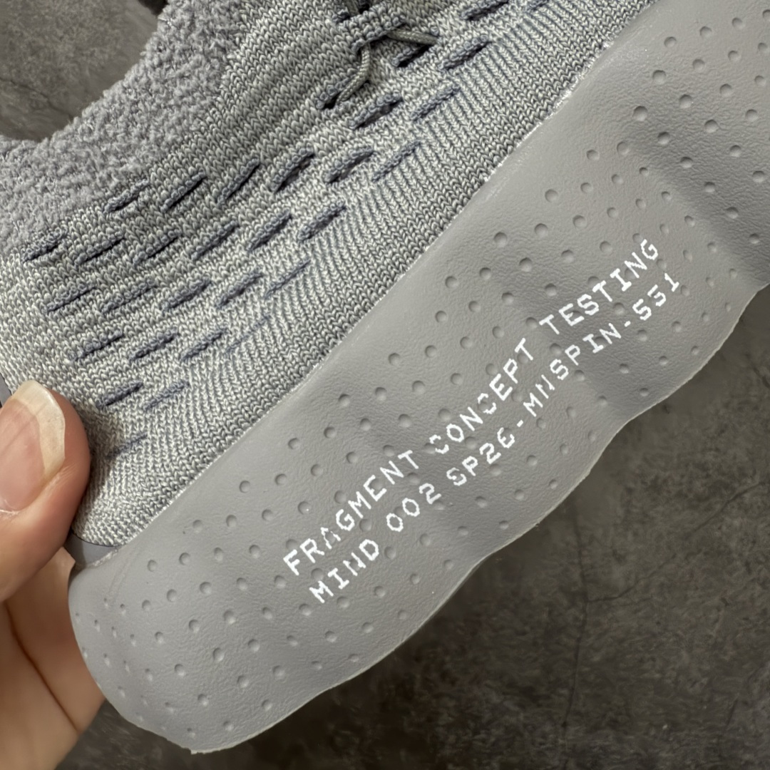 图片[4]-【纯原版】Fragment Design x NK Mind 002 藤原浩联名 足底按摩舒适运动休闲训练鞋 灰色 IQ8504-001 全套原厂楦头原纸板数据档案 历时四个月倾力打造 原厂0937机台Flyknit飞织工艺 鞋面针织密度弹性完美同步原鞋 工艺同步公司 原厂压底模 加固按摩单元 防止颗粒松动 原装TUP鞋扣 亮黑后跟条 白色字体采用工业级丝网印刷（丝印）工艺 字体边缘锐利清晰 笔画粗细均匀 没有毛边或晕染 依旧延续Mind系列的标志性外观 采用黑色Flyknit鞋面 并用到拼接结构和外露缝线强调设计感 鞋底依旧配备22个皇家蓝独立泡棉按摩球 鞋底的FRAGMENT经典标语也同样保留其中 还在鞋舌加入了一块印有闪电章的特殊提环 来进一步表明联名身份 正常尺码 尺码：36 36.5 37.5 38 38.5 39 40 40.5 41 42 42.5 43 44 44.5 45 46-莆田鞋