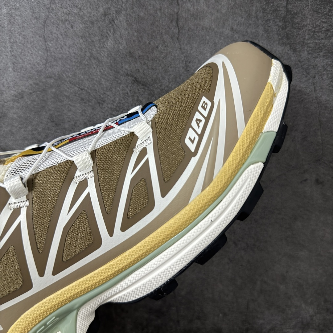 图片[6]-【纯原神版】 Salomon XT-6 萨洛蒙复古潮流户外机能登山跑鞋 492057 全套原纸板楦头开发 原厂特供网布配套加持 确保原汁原味 完美呈现版型 原档数据独家私模五层组合大底 原装Ortholite轻量化鞋垫 中底布带钢印编号 原厂TPU锁扣 进口港宝加持 后跟自然饱满 还原公司包裹性 鞋面以“锯齿”状的包裹系统呈现 在基色底之下加入了各种色点缀 将公司的最新技术和时尚前卫的造型融入耐用的长跑款式中 鞋面由 TPU 薄膜制成 并焊接在高耐磨网眼上 使其既时尚又坚固 由 ACS底盘支撑 可增强稳定性和支撑力 以及由橡胶凸耳 Contragrip外底覆盖的 EVA 缓冲中底 旨在应对崎岖的地形 鞋舌上的彩色Salomon 标签、Quicklace 系统以及鞋头、鞋舌和鞋跟上的附加品牌使细节更加完美 让穿着者可以轻松驾驭户外与通勤下的任何运动生活场景 无缝鞋身户外随意纵横 颜值与脚感兼备 出街通勤 绝对非常吸睛 你值得拥有 尺码：36 36.5 37.5 38 38.5 39 40 40.5 41 42 42.5 43 44 44.5 45-莆田鞋