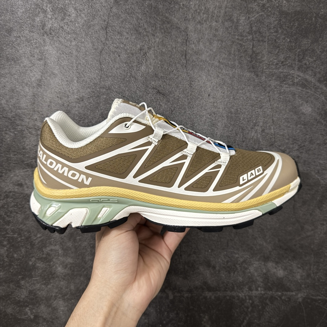 【纯原神版】 Salomon XT-6 萨洛蒙复古潮流户外机能登山跑鞋 492057 全套原纸板楦头开发 原厂特供网布配套加持 确保原汁原味 完美呈现版型 原档数据独家私模五层组合大底 原装Ortholite轻量化鞋垫 中底布带钢印编号 原厂TPU锁扣 进口港宝加持 后跟自然饱满 还原公司包裹性 鞋面以“锯齿”状的包裹系统呈现 在基色底之下加入了各种色点缀 将公司的最新技术和时尚前卫的造型融入耐用的长跑款式中 鞋面由 TPU 薄膜制成 并焊接在高耐磨网眼上 使其既时尚又坚固 由 ACS底盘支撑 可增强稳定性和支撑力 以及由橡胶凸耳 Contragrip外底覆盖的 EVA 缓冲中底 旨在应对崎岖的地形 鞋舌上的彩色Salomon 标签、Quicklace 系统以及鞋头、鞋舌和鞋跟上的附加品牌使细节更加完美 让穿着者可以轻松驾驭户外与通勤下的任何运动生活场景 无缝鞋身户外随意纵横 颜值与脚感兼备 出街通勤 绝对非常吸睛 你值得拥有 尺码：36 36.5 37.5 38 38.5 39 40 40.5 41 42 42.5 43 44 44.5 45-莆田鞋