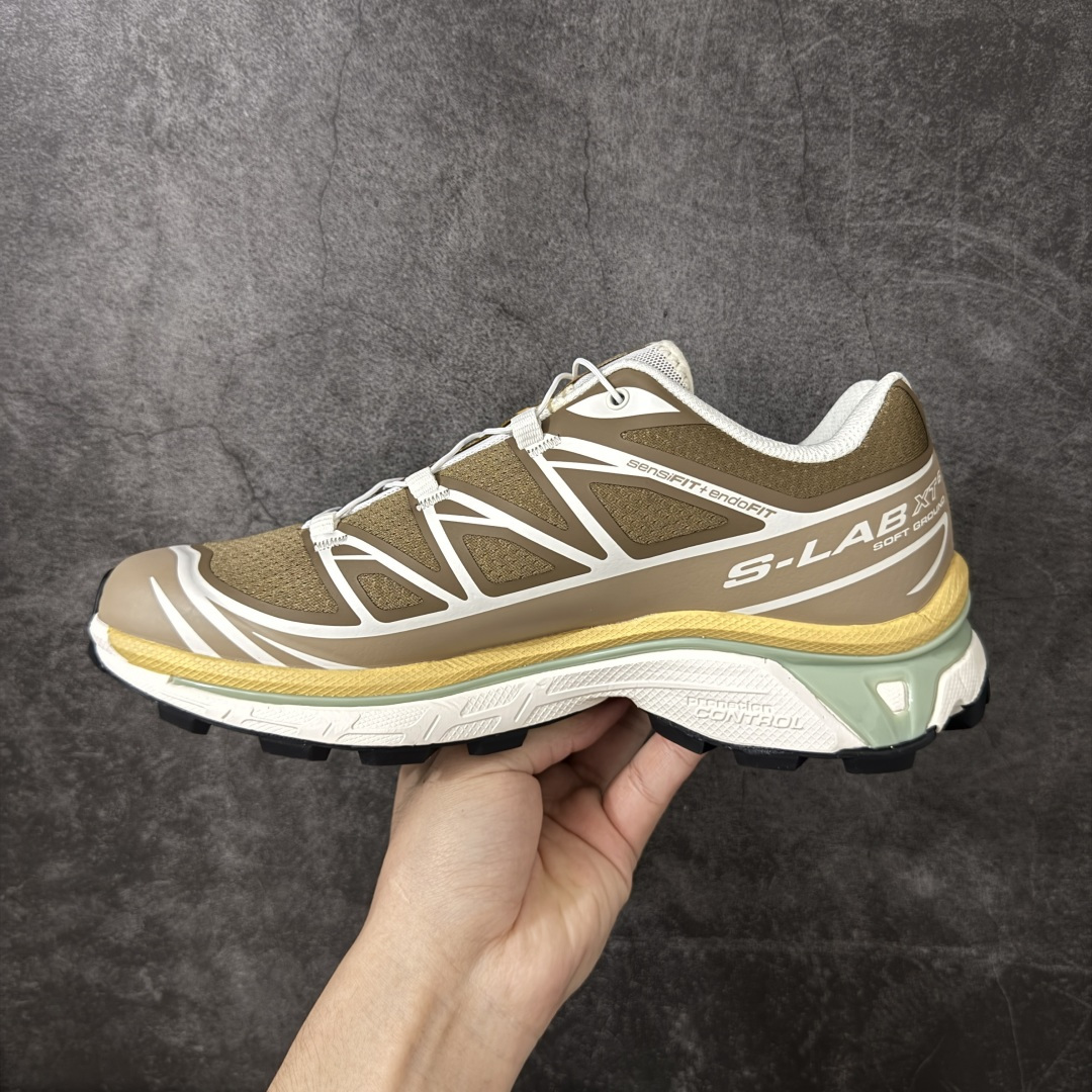 图片[2]-【纯原神版】 Salomon XT-6 萨洛蒙复古潮流户外机能登山跑鞋 492057 全套原纸板楦头开发 原厂特供网布配套加持 确保原汁原味 完美呈现版型 原档数据独家私模五层组合大底 原装Ortholite轻量化鞋垫 中底布带钢印编号 原厂TPU锁扣 进口港宝加持 后跟自然饱满 还原公司包裹性 鞋面以“锯齿”状的包裹系统呈现 在基色底之下加入了各种色点缀 将公司的最新技术和时尚前卫的造型融入耐用的长跑款式中 鞋面由 TPU 薄膜制成 并焊接在高耐磨网眼上 使其既时尚又坚固 由 ACS底盘支撑 可增强稳定性和支撑力 以及由橡胶凸耳 Contragrip外底覆盖的 EVA 缓冲中底 旨在应对崎岖的地形 鞋舌上的彩色Salomon 标签、Quicklace 系统以及鞋头、鞋舌和鞋跟上的附加品牌使细节更加完美 让穿着者可以轻松驾驭户外与通勤下的任何运动生活场景 无缝鞋身户外随意纵横 颜值与脚感兼备 出街通勤 绝对非常吸睛 你值得拥有 尺码：36 36.5 37.5 38 38.5 39 40 40.5 41 42 42.5 43 44 44.5 45-莆田鞋