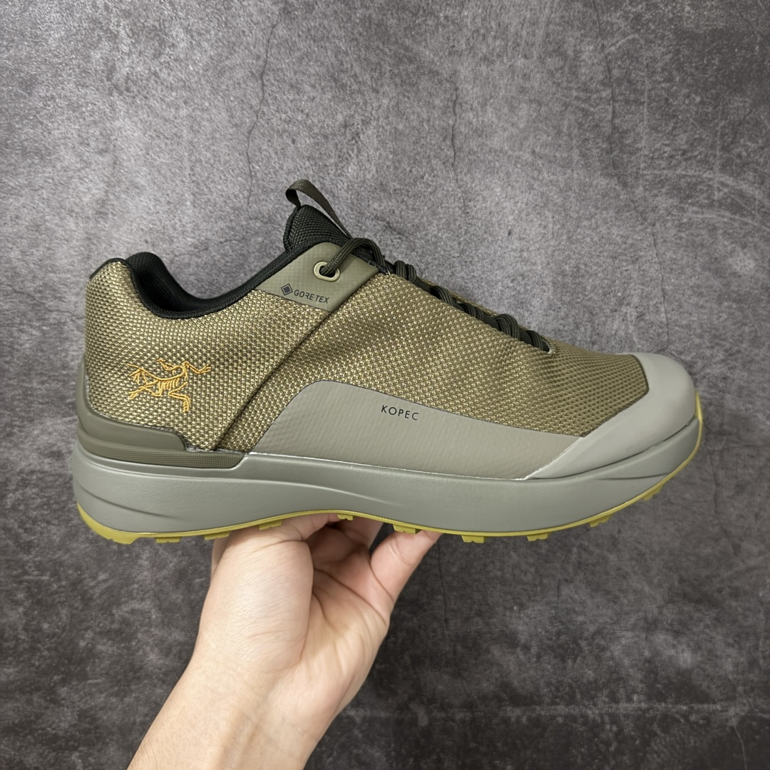 【莞产套盒版】始祖鸟ArcTeryx Kopec GTX M 覆盖透气男越野跑鞋 灰标刺绣白色 正确后跟刺绣 完美细节版型 官方同步上架 适合技术路线单日徒步穿着 aeriosflgtx鞋受到长途野外跑步鞋的启发 适合在变化的地形上进行快速轻快的徒步旅行穿着，舒适而有支撑性，使您充满信心。该设计与脚部融为一体，可最大限度地减少摩擦，gore-tex保护膜网砂，采用gore隐形适体(invisiblefit)技术，更轻薄舒适。敏捷、稳定和技术路线上的自信源于vibram® megagrip外底、压缩eva内底以及一体的tpu。重量约：275g技术特点透气轻量耐磨鞋子鞋外底结构vibram®megagripM橡胶化合材料耐用柔软鞋子结构tpu鞋头可防磨损压缩eva泡沫内底以及一体的tpu铁芯提高了灵活性和稳定性，使您充满信心鞋子衬垫结构4mm厚ortholiteM3d模制插片材料gore-tex薄膜tpu高耐磨保护膜cordura® MX 尺码：39-45 编码： FJC350370-莆田鞋