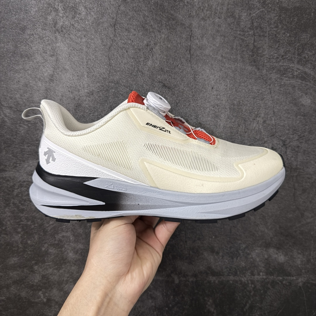 【公司级】DESCENTE BOA 迪桑特 运动慢跑鞋 大厂出品 非莞产顶级 透气针织鞋面搭配 BOA螺丝系带系统，带来舒适便捷的穿着体验！较厚的鞋底设计为跑步提供更好的缓震舒适性(前掌及后跟特别加高侧墙，提升侧向稳定效果)！ 尺码： 36-45含半码-莆田鞋