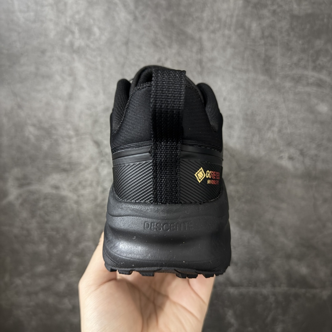 图片[4]-【公司级】DESCENTE 迪桑特 LAVITATE WIRE 3.0 GTX 城市通勤 户外低帮防水跑鞋 鞋面搭载 GORE-TEX 防水透气膜，能有效阻挡雨水渗入，同时排出鞋内湿气，雨天通勤、轻徒步都能保持干爽舒适。鞋舌处的 BOA 旋钮，轻轻一拧就能快速收紧鞋带，穿脱超方便，运动中也能随时调节包裹度。中底搭载迪桑特的 LAVITATE 缓震科技，脚感软弹且回弹迅速，长距离跑步或日常暴走都能有效缓解足部压力。外底采用耐磨橡胶材质，纹路专为湿滑路面和柏油路优化，抓地力强，无论是跑步还是日常通勤都很合适。 尺码：36 37 38 39 40 41 42 43 44 45-莆田鞋