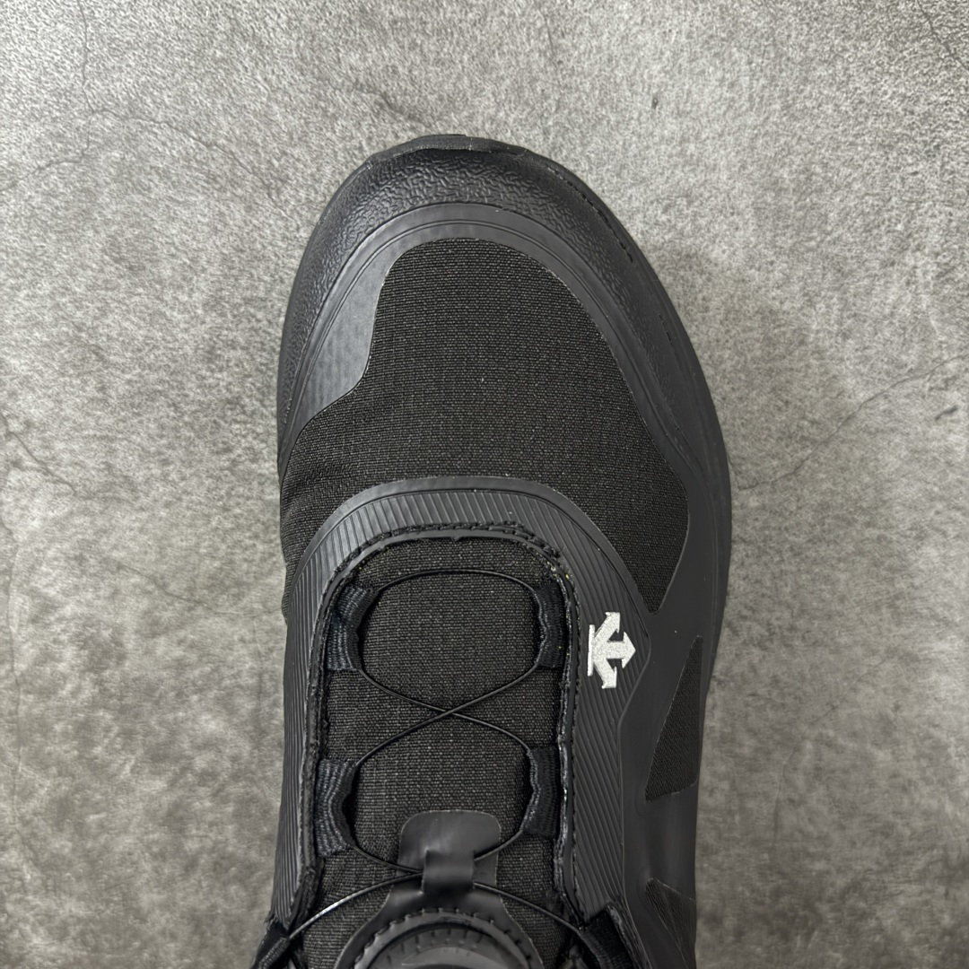 图片[5]-【公司级】DESCENTE 迪桑特 LAVITATE WIRE 3.0 GTX 城市通勤 户外低帮防水跑鞋 鞋面搭载 GORE-TEX 防水透气膜，能有效阻挡雨水渗入，同时排出鞋内湿气，雨天通勤、轻徒步都能保持干爽舒适。鞋舌处的 BOA 旋钮，轻轻一拧就能快速收紧鞋带，穿脱超方便，运动中也能随时调节包裹度。中底搭载迪桑特的 LAVITATE 缓震科技，脚感软弹且回弹迅速，长距离跑步或日常暴走都能有效缓解足部压力。外底采用耐磨橡胶材质，纹路专为湿滑路面和柏油路优化，抓地力强，无论是跑步还是日常通勤都很合适。 尺码：36 37 38 39 40 41 42 43 44 45-莆田鞋