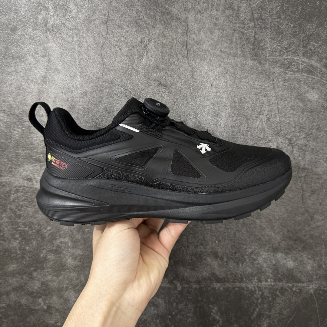 【公司级】DESCENTE 迪桑特 LAVITATE WIRE 3.0 GTX 城市通勤 户外低帮防水跑鞋 鞋面搭载 GORE-TEX 防水透气膜，能有效阻挡雨水渗入，同时排出鞋内湿气，雨天通勤、轻徒步都能保持干爽舒适。鞋舌处的 BOA 旋钮，轻轻一拧就能快速收紧鞋带，穿脱超方便，运动中也能随时调节包裹度。中底搭载迪桑特的 LAVITATE 缓震科技，脚感软弹且回弹迅速，长距离跑步或日常暴走都能有效缓解足部压力。外底采用耐磨橡胶材质，纹路专为湿滑路面和柏油路优化，抓地力强，无论是跑步还是日常通勤都很合适。 尺码：36 37 38 39 40 41 42 43 44 45-莆田鞋