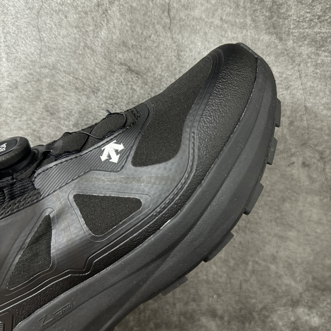 图片[6]-【公司级】DESCENTE 迪桑特 LAVITATE WIRE 3.0 GTX 城市通勤 户外低帮防水跑鞋 鞋面搭载 GORE-TEX 防水透气膜，能有效阻挡雨水渗入，同时排出鞋内湿气，雨天通勤、轻徒步都能保持干爽舒适。鞋舌处的 BOA 旋钮，轻轻一拧就能快速收紧鞋带，穿脱超方便，运动中也能随时调节包裹度。中底搭载迪桑特的 LAVITATE 缓震科技，脚感软弹且回弹迅速，长距离跑步或日常暴走都能有效缓解足部压力。外底采用耐磨橡胶材质，纹路专为湿滑路面和柏油路优化，抓地力强，无论是跑步还是日常通勤都很合适。 尺码：36 37 38 39 40 41 42 43 44 45-莆田鞋
