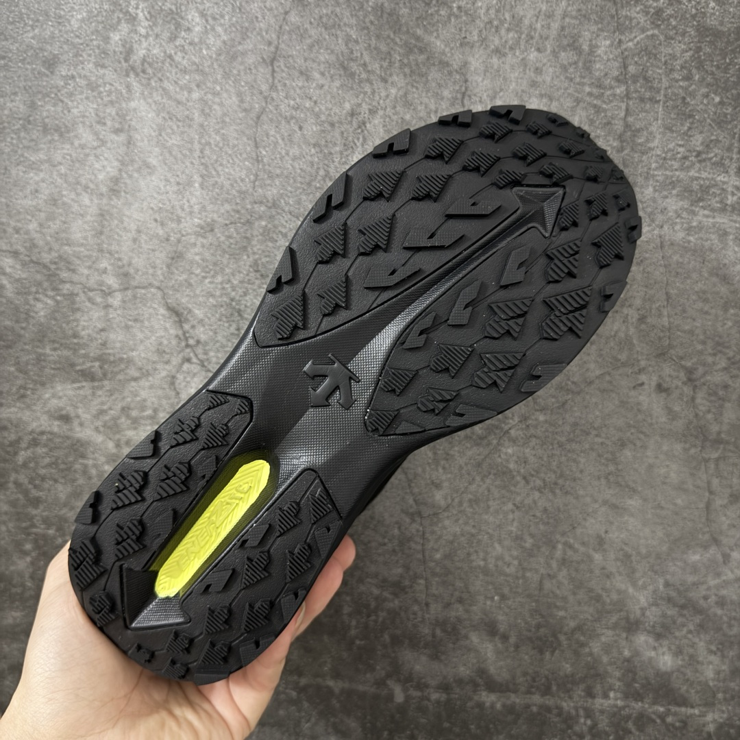 图片[9]-【公司级】DESCENTE 迪桑特 LAVITATE WIRE 3.0 GTX 城市通勤 户外低帮防水跑鞋 鞋面搭载 GORE-TEX 防水透气膜，能有效阻挡雨水渗入，同时排出鞋内湿气，雨天通勤、轻徒步都能保持干爽舒适。鞋舌处的 BOA 旋钮，轻轻一拧就能快速收紧鞋带，穿脱超方便，运动中也能随时调节包裹度。中底搭载迪桑特的 LAVITATE 缓震科技，脚感软弹且回弹迅速，长距离跑步或日常暴走都能有效缓解足部压力。外底采用耐磨橡胶材质，纹路专为湿滑路面和柏油路优化，抓地力强，无论是跑步还是日常通勤都很合适。 尺码：36 37 38 39 40 41 42 43 44 45-莆田鞋