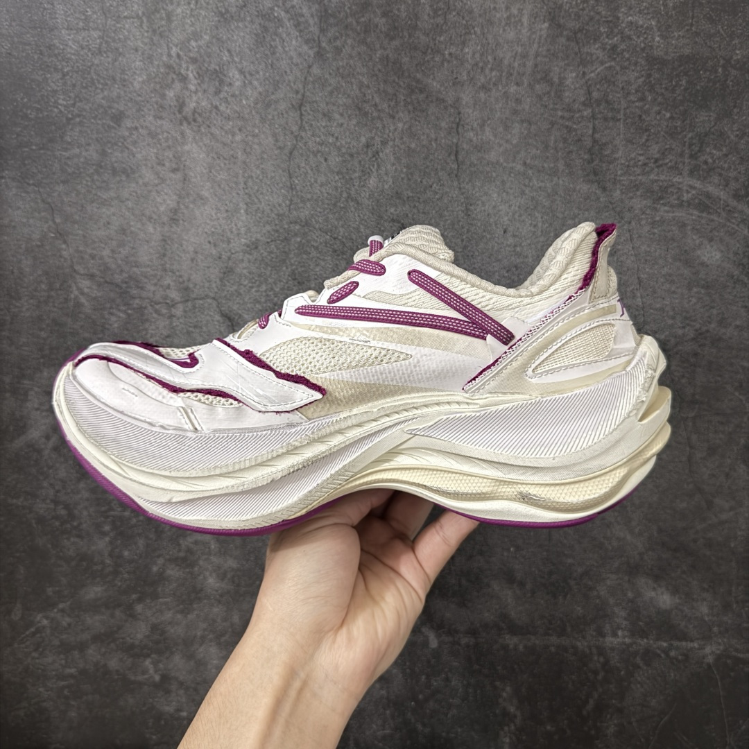 图片[2]-【i8纯原】Balenciaga巴黎世家26代 Jet 压纹印花 圆头厚底4.25cm 低帮 老爹鞋 男款 米紫色 市场老牌巴黎世家大厂出品 品质价格无需多言 原鞋原材料打造 一比一细节还原 此款相对之前款式轻质很多 超厚鞋底增高4-5cm 高街风格-莆田鞋