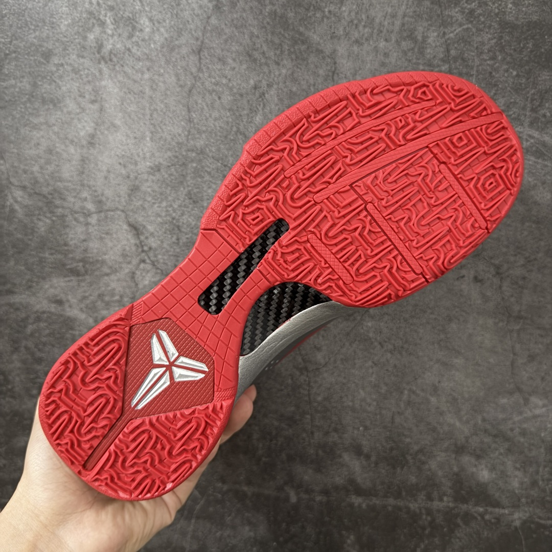 图片[9]-【Star版本】Caitlin Clark x NK Kobe 5 Protro S2纯原生产线出品 科比五代克拉克联名银红 IV2712-001 完美复刻公司货 前掌超大Zoom Turbo气垫 后掌EVA缓震 真正的原汁原味 还原ZP脚感 全身鞋材卡料色独家定制 唯一正确喷漆工艺Swoosh 正确凹凸蛇鳞工艺 正确鞋面渐变效果 内全置真动飞态线 独立原厂模具 最大尺码达到48.5码 首批不拼图大几率过验 亲测已过 支持各种高强度实战 无需担心 上脚价 补货周期极长 脚宽建议买大半码 科比系列前掌偏窄 不影响二次销售 支持七天无理由退换 尺码：40 40.5 41 42 42.5 43 44 44.5 45 45.5 46 47.5 48.5-莆田鞋