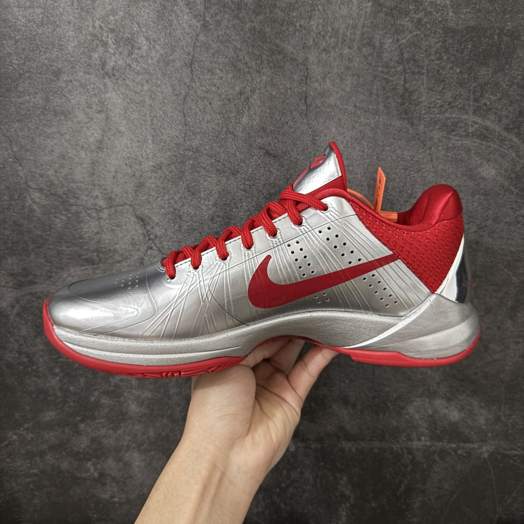 图片[2]-【Star版本】Caitlin Clark x NK Kobe 5 Protro S2纯原生产线出品 科比五代克拉克联名银红 IV2712-001 完美复刻公司货 前掌超大Zoom Turbo气垫 后掌EVA缓震 真正的原汁原味 还原ZP脚感 全身鞋材卡料色独家定制 唯一正确喷漆工艺Swoosh 正确凹凸蛇鳞工艺 正确鞋面渐变效果 内全置真动飞态线 独立原厂模具 最大尺码达到48.5码 首批不拼图大几率过验 亲测已过 支持各种高强度实战 无需担心 上脚价 补货周期极长 脚宽建议买大半码 科比系列前掌偏窄 不影响二次销售 支持七天无理由退换 尺码：40 40.5 41 42 42.5 43 44 44.5 45 45.5 46 47.5 48.5-莆田鞋
