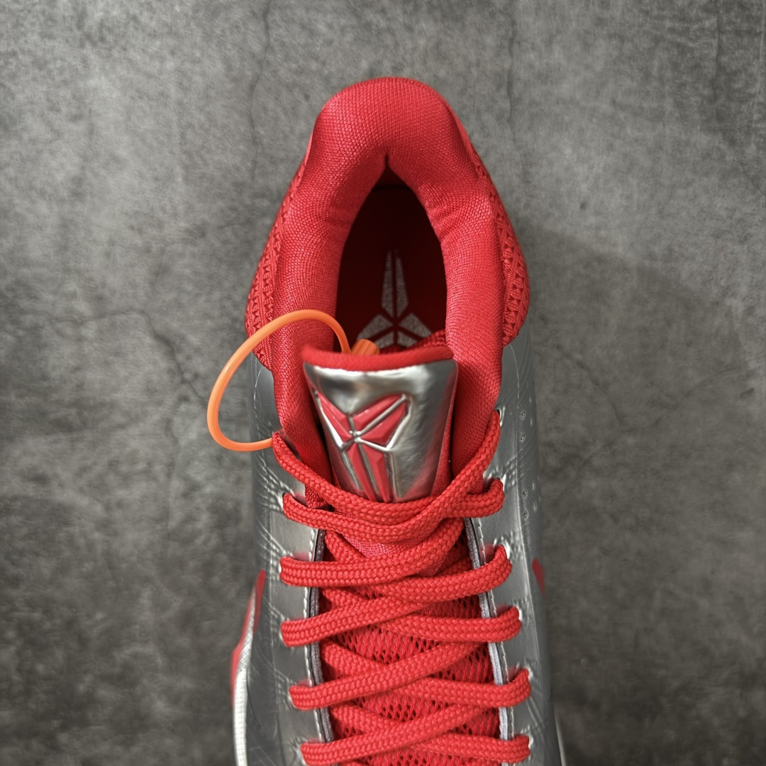 图片[8]-【Star版本】Caitlin Clark x NK Kobe 5 Protro S2纯原生产线出品 科比五代克拉克联名银红 IV2712-001 完美复刻公司货 前掌超大Zoom Turbo气垫 后掌EVA缓震 真正的原汁原味 还原ZP脚感 全身鞋材卡料色独家定制 唯一正确喷漆工艺Swoosh 正确凹凸蛇鳞工艺 正确鞋面渐变效果 内全置真动飞态线 独立原厂模具 最大尺码达到48.5码 首批不拼图大几率过验 亲测已过 支持各种高强度实战 无需担心 上脚价 补货周期极长 脚宽建议买大半码 科比系列前掌偏窄 不影响二次销售 支持七天无理由退换 尺码：40 40.5 41 42 42.5 43 44 44.5 45 45.5 46 47.5 48.5-莆田鞋