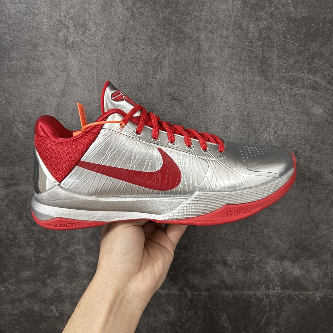 【Star版本】Caitlin Clark x NK Kobe 5 Protro S2纯原生产线出品 科比五代克拉克联名银红 IV2712-001 完美复刻公司货 前掌超大Zoom Turbo气垫 后掌EVA缓震 真正的原汁原味 还原ZP脚感 全身鞋材卡料色独家定制 唯一正确喷漆工艺Swoosh 正确凹凸蛇鳞工艺 正确鞋面渐变效果 内全置真动飞态线 独立原厂模具 最大尺码达到48.5码 首批不拼图大几率过验 亲测已过 支持各种高强度实战 无需担心 上脚价 补货周期极长 脚宽建议买大半码 科比系列前掌偏窄 不影响二次销售 支持七天无理由退换 尺码：40 40.5 41 42 42.5 43 44 44.5 45 45.5 46 47.5 48.5-莆田鞋