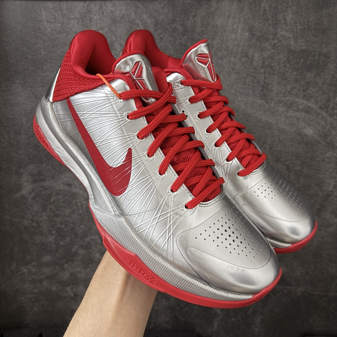 【Star版本】Caitlin Clark x NK Kobe 5 Protro S2纯原生产线出品 科比五代克拉克联名银红 IV2712-001 完美复刻公司货 前掌超大Zoom Turbo气垫 后掌EVA缓震 真正的原汁原味 还原ZP脚感 全身鞋材卡料色独家定制 唯一正确喷漆工艺Swoosh 正确凹凸蛇鳞工艺 正确鞋面渐变效果 内全置真动飞态线 独立原厂模具 最大尺码达到48.5码 首批不拼图大几率过验 亲测已过 支持各种高强度实战 无需担心 上脚价 补货周期极长 脚宽建议买大半码 科比系列前掌偏窄 不影响二次销售 支持七天无理由退换 尺码：40 40.5 41 42 42.5 43 44 44.5 45 45.5 46 47.5 48.5-莆田鞋