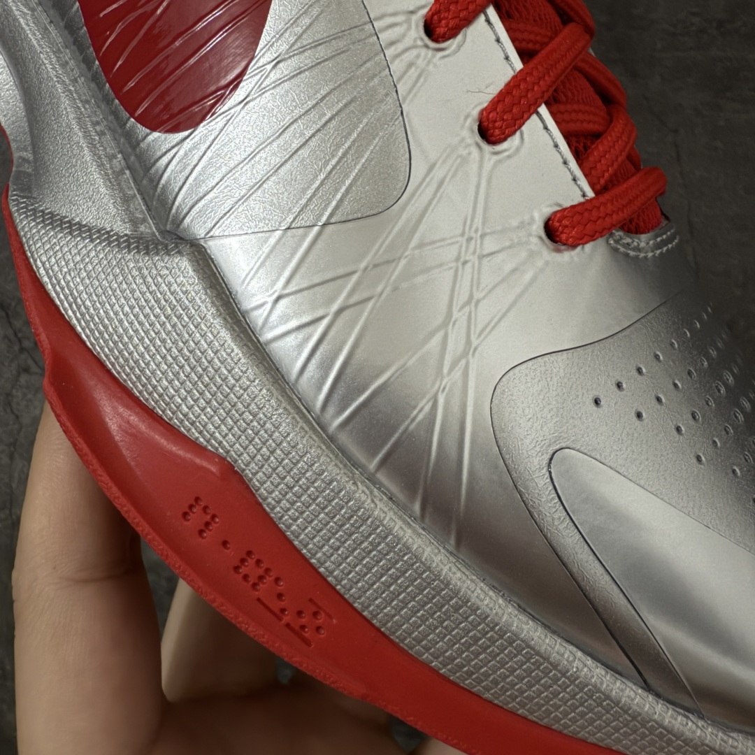 图片[5]-【Star版本】Caitlin Clark x NK Kobe 5 Protro S2纯原生产线出品 科比五代克拉克联名银红 IV2712-001 完美复刻公司货 前掌超大Zoom Turbo气垫 后掌EVA缓震 真正的原汁原味 还原ZP脚感 全身鞋材卡料色独家定制 唯一正确喷漆工艺Swoosh 正确凹凸蛇鳞工艺 正确鞋面渐变效果 内全置真动飞态线 独立原厂模具 最大尺码达到48.5码 首批不拼图大几率过验 亲测已过 支持各种高强度实战 无需担心 上脚价 补货周期极长 脚宽建议买大半码 科比系列前掌偏窄 不影响二次销售 支持七天无理由退换 尺码：40 40.5 41 42 42.5 43 44 44.5 45 45.5 46 47.5 48.5-莆田鞋