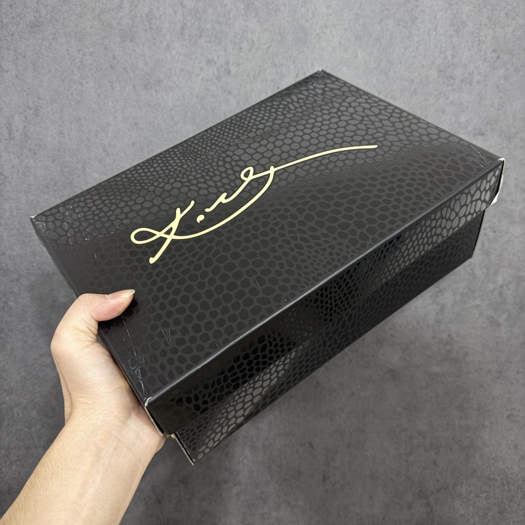 图片[11]-【Star版本】Caitlin Clark x NK Kobe 5 Protro S2纯原生产线出品 科比五代克拉克联名银红 IV2712-001 完美复刻公司货 前掌超大Zoom Turbo气垫 后掌EVA缓震 真正的原汁原味 还原ZP脚感 全身鞋材卡料色独家定制 唯一正确喷漆工艺Swoosh 正确凹凸蛇鳞工艺 正确鞋面渐变效果 内全置真动飞态线 独立原厂模具 最大尺码达到48.5码 首批不拼图大几率过验 亲测已过 支持各种高强度实战 无需担心 上脚价 补货周期极长 脚宽建议买大半码 科比系列前掌偏窄 不影响二次销售 支持七天无理由退换 尺码：40 40.5 41 42 42.5 43 44 44.5 45 45.5 46 47.5 48.5-莆田鞋