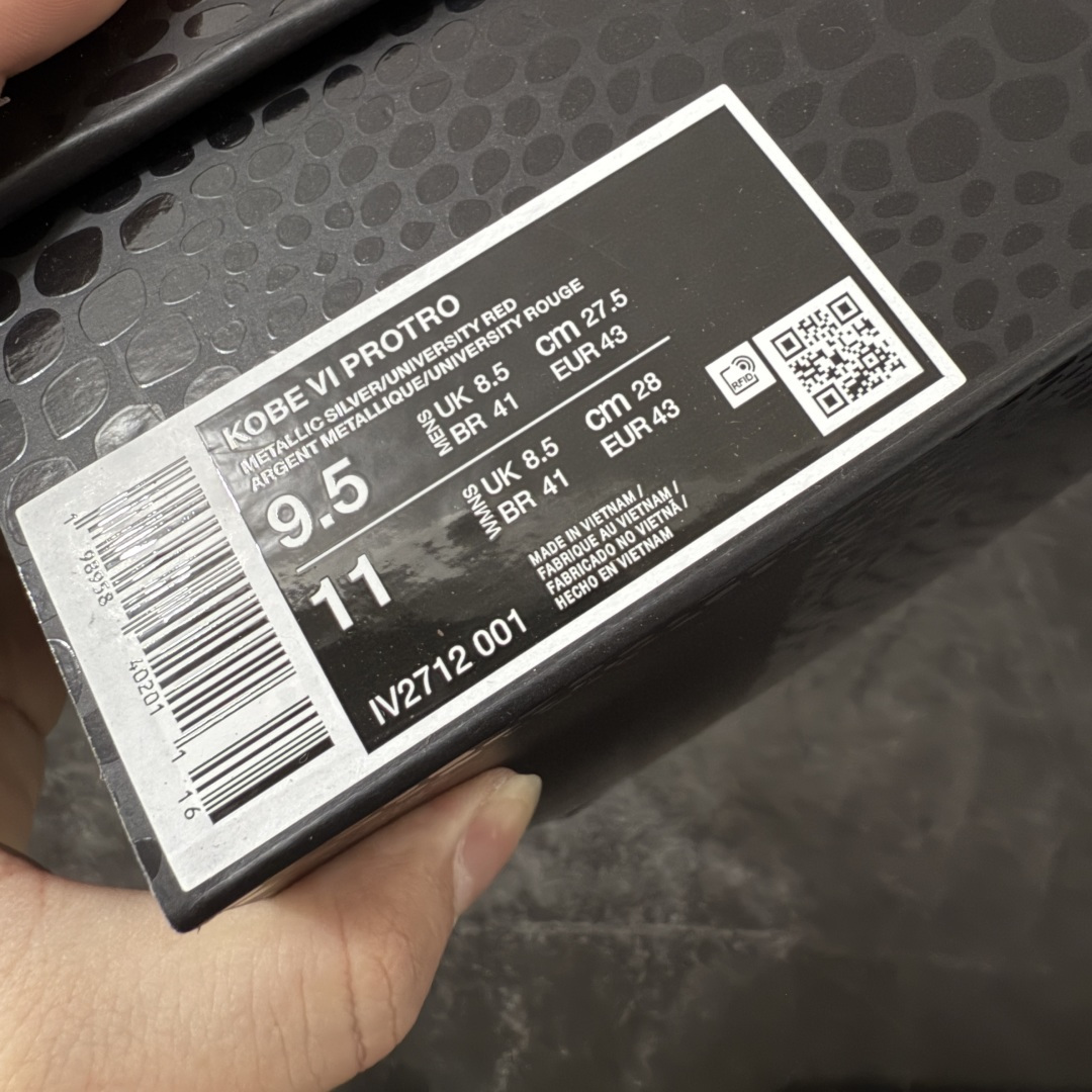 图片[10]-【Star版本】Caitlin Clark x NK Kobe 5 Protro S2纯原生产线出品 科比五代克拉克联名银红 IV2712-001 完美复刻公司货 前掌超大Zoom Turbo气垫 后掌EVA缓震 真正的原汁原味 还原ZP脚感 全身鞋材卡料色独家定制 唯一正确喷漆工艺Swoosh 正确凹凸蛇鳞工艺 正确鞋面渐变效果 内全置真动飞态线 独立原厂模具 最大尺码达到48.5码 首批不拼图大几率过验 亲测已过 支持各种高强度实战 无需担心 上脚价 补货周期极长 脚宽建议买大半码 科比系列前掌偏窄 不影响二次销售 支持七天无理由退换 尺码：40 40.5 41 42 42.5 43 44 44.5 45 45.5 46 47.5 48.5-莆田鞋