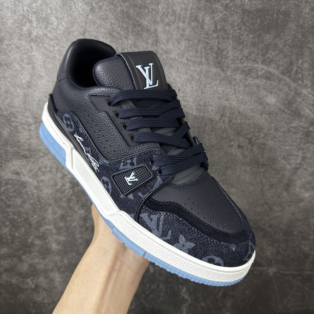 图片[3]-【纯原DM礼盒版】LV Louis Vuitton Trainer 低帮休闲板鞋 代购级别 ZP级全套包装 原版购入历时近两个月开发打造！ 经典多拼色超好看 原版完美楦型 调试了两个月 鞋面独家订制压纹粒面小牛皮 大底TPU、模具费2w+ 质感媲美原版 垫脚聚米微料加透气英伦网布 细节原版一致 ❗️请注意区分市面通货材料 版型 包装配件 尺码： 38 39 40 41 42 43 44 45 46-莆田鞋