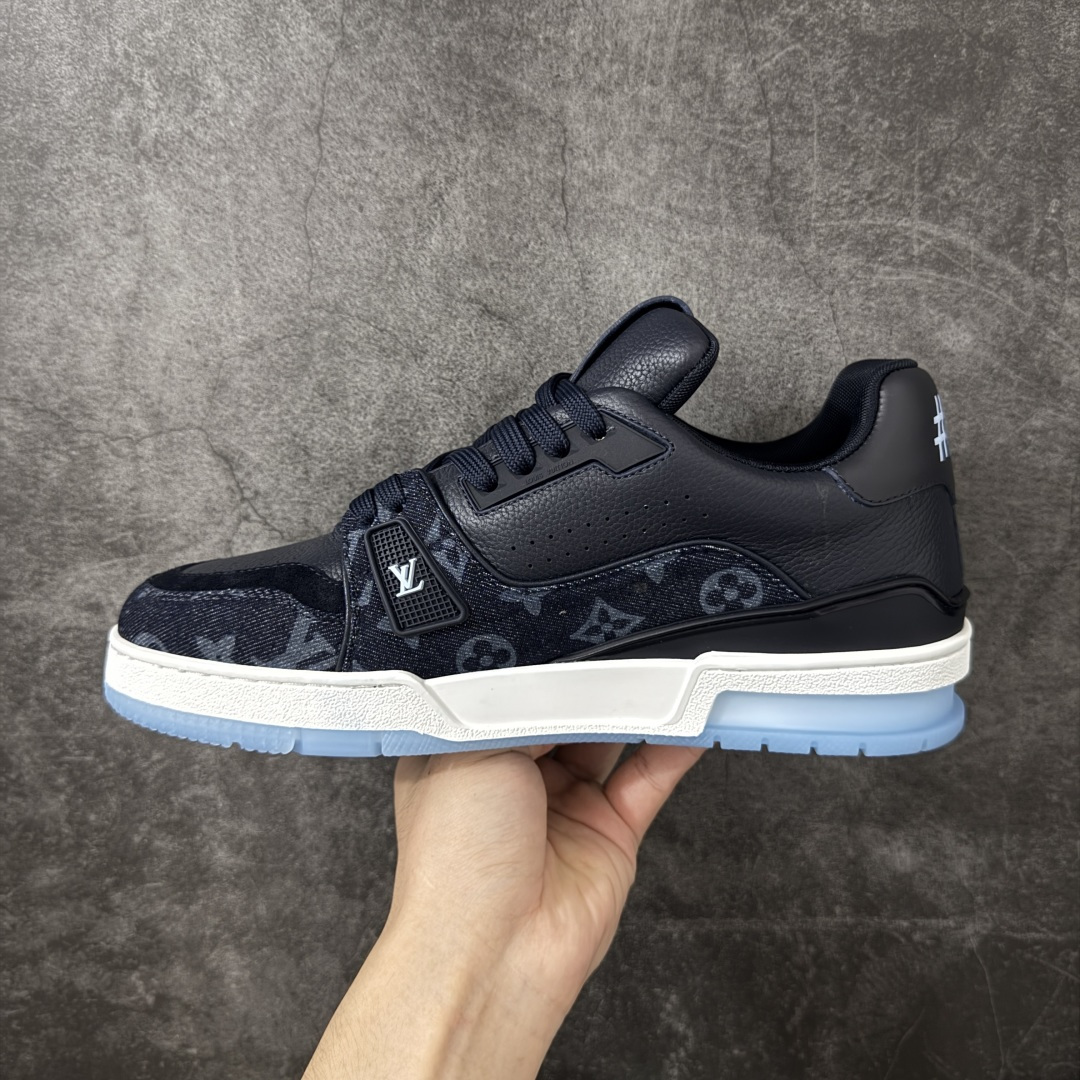 图片[2]-【纯原DM礼盒版】LV Louis Vuitton Trainer 低帮休闲板鞋 代购级别 ZP级全套包装 原版购入历时近两个月开发打造！ 经典多拼色超好看 原版完美楦型 调试了两个月 鞋面独家订制压纹粒面小牛皮 大底TPU、模具费2w+ 质感媲美原版 垫脚聚米微料加透气英伦网布 细节原版一致 ❗️请注意区分市面通货材料 版型 包装配件 尺码： 38 39 40 41 42 43 44 45 46-莆田鞋