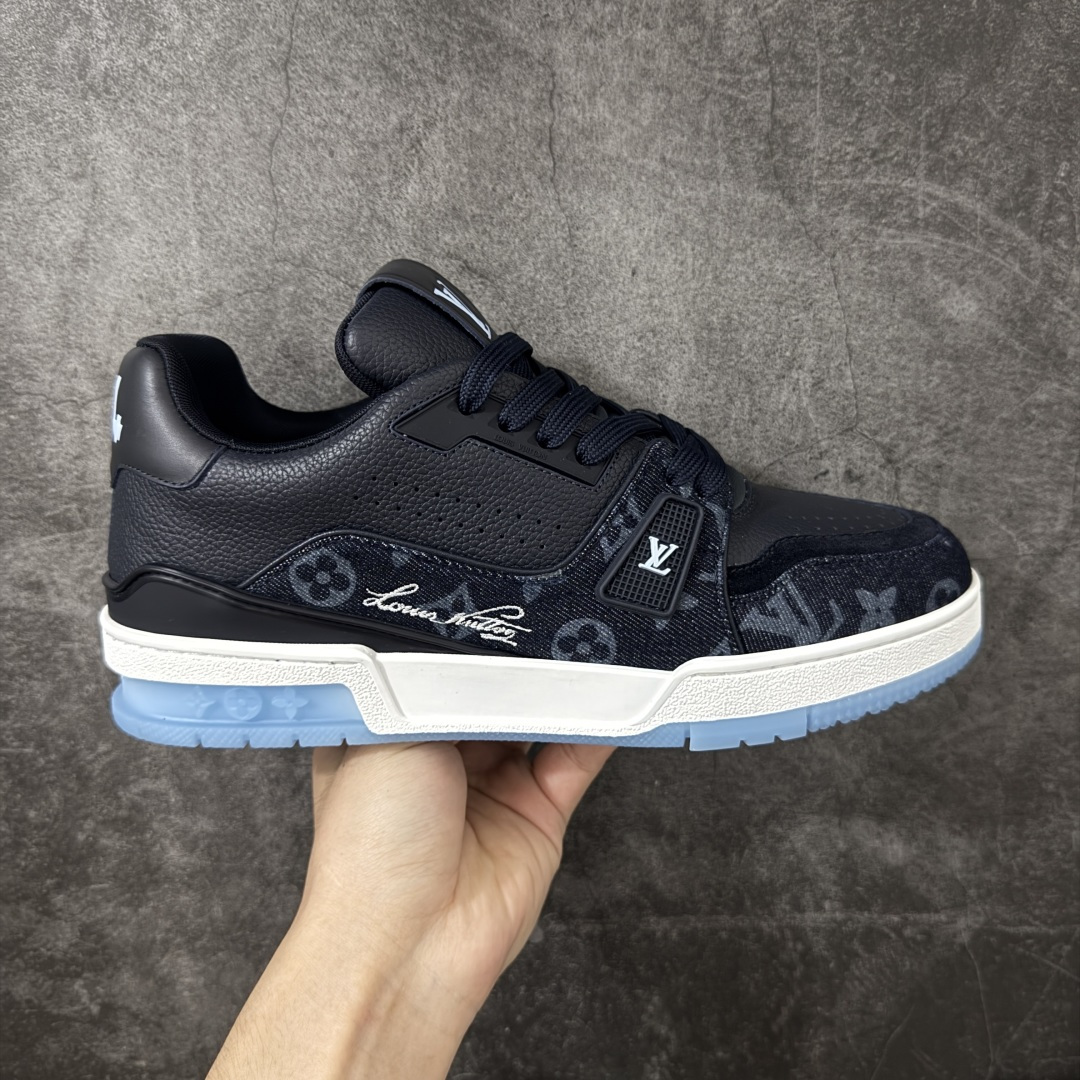 【纯原DM礼盒版】LV Louis Vuitton Trainer 低帮休闲板鞋 代购级别 ZP级全套包装 原版购入历时近两个月开发打造！ 经典多拼色超好看 原版完美楦型 调试了两个月 鞋面独家订制压纹粒面小牛皮 大底TPU、模具费2w+ 质感媲美原版 垫脚聚米微料加透气英伦网布 细节原版一致 ❗️请注意区分市面通货材料 版型 包装配件 尺码： 38 39 40 41 42 43 44 45 46-莆田鞋