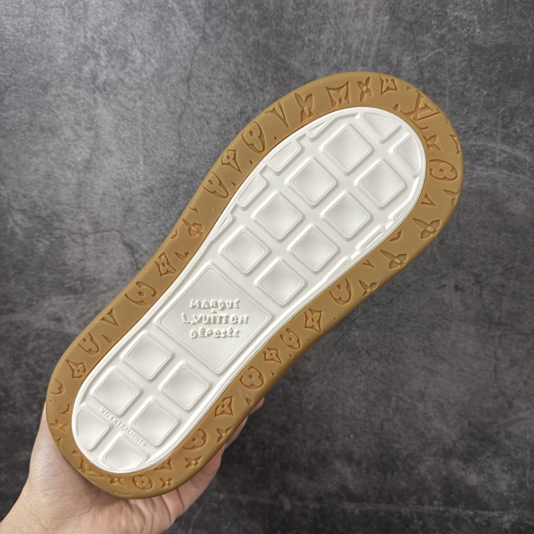 图片[9]-【专柜版/海淘代购】 LV 路易威登LOUIS VUITTON Tilted Low Sneakers 倾斜系列低帮复古休闲运动文化百搭板鞋 2026早春款板鞋 饼干鞋 市场最顶天花板 礼盒包装 正确细节 原鞋原材料1：1打造 完美版型做工 欢迎对比市场任何品质的货品 广东原产 升级原楦型开发纸版 包装说明书防尘布袋物件(附送官方快递加固牛皮纸外盒!!)#采用Monogram 丹宁布鞋面材质#鞋垫嵌入软脚感EVA物料#后跟耐弯折滴塑支撑片#全新开发TPR光泽组合隔色鞋底❗ 尺码：39 40 41 42 43 44 45 46-莆田鞋