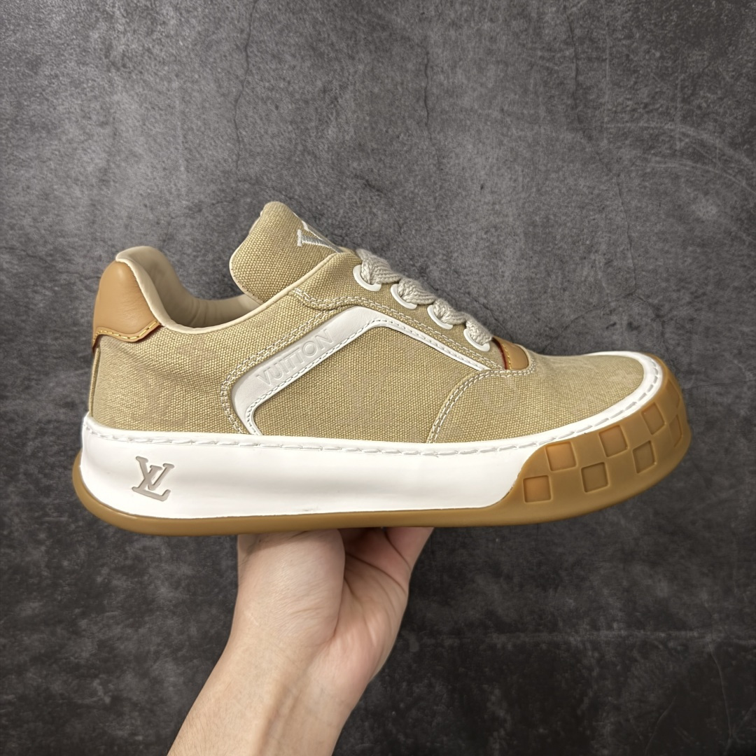 【专柜版/海淘代购】 LV 路易威登LOUIS VUITTON Tilted Low Sneakers 倾斜系列低帮复古休闲运动文化百搭板鞋 2026早春款板鞋 饼干鞋 市场最顶天花板 礼盒包装 正确细节 原鞋原材料1：1打造 完美版型做工 欢迎对比市场任何品质的货品 广东原产 升级原楦型开发纸版 包装说明书防尘布袋物件(附送官方快递加固牛皮纸外盒!!)#采用Monogram 丹宁布鞋面材质#鞋垫嵌入软脚感EVA物料#后跟耐弯折滴塑支撑片#全新开发TPR光泽组合隔色鞋底❗ 尺码：39 40 41 42 43 44 45 46-莆田鞋