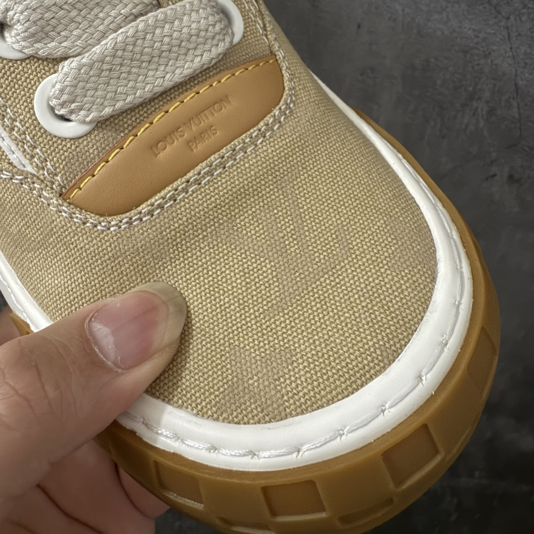 图片[5]-【专柜版/海淘代购】 LV 路易威登LOUIS VUITTON Tilted Low Sneakers 倾斜系列低帮复古休闲运动文化百搭板鞋 2026早春款板鞋 饼干鞋 市场最顶天花板 礼盒包装 正确细节 原鞋原材料1：1打造 完美版型做工 欢迎对比市场任何品质的货品 广东原产 升级原楦型开发纸版 包装说明书防尘布袋物件(附送官方快递加固牛皮纸外盒!!)#采用Monogram 丹宁布鞋面材质#鞋垫嵌入软脚感EVA物料#后跟耐弯折滴塑支撑片#全新开发TPR光泽组合隔色鞋底❗ 尺码：39 40 41 42 43 44 45 46-莆田鞋