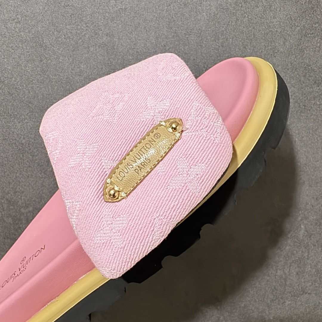 图片[8]-【广东版】Louis Vuitton 路易威登 Pool Pillow Flat Comfort Mule LV凉拖 广东大厂出品 原楦原档案数据开发 正确工艺细节 原盒包装 区分低价 鞋面采用 Monogram 提花帆布，内里是皮革材质，鞋底为轻量化发泡材质，兼顾了舒适和耐用，超宽的 Monogram 老花魔术贴鞋面，搭配厚实的软垫和厚底，脚感像踩在枕头一样软，所以被大家俗称为 “枕头拖”。 尺码：36 37 38 39 40 41 42-选品中心