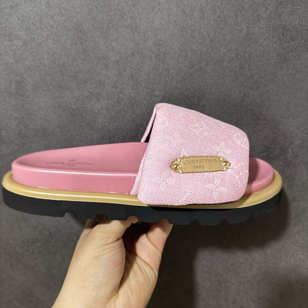【广东版】Louis Vuitton 路易威登 Pool Pillow Flat Comfort Mule LV凉拖 广东大厂出品 原楦原档案数据开发 正确工艺细节 原盒包装 区分低价 鞋面采用 Monogram 提花帆布,内里是皮革材质,鞋底为轻量化发泡材质,兼顾了舒适和耐用,超宽的 Monogram 老花魔术贴鞋面,搭配厚实的软垫和厚底,脚感像踩在枕头一样软,所以被大家俗称为 “枕头拖”。 尺码:36 37 38 39 40 41 42-选品中心