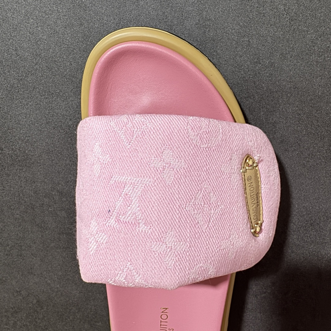 图片[5]-【广东版】Louis Vuitton 路易威登 Pool Pillow Flat Comfort Mule LV凉拖 广东大厂出品 原楦原档案数据开发 正确工艺细节 原盒包装 区分低价 鞋面采用 Monogram 提花帆布，内里是皮革材质，鞋底为轻量化发泡材质，兼顾了舒适和耐用，超宽的 Monogram 老花魔术贴鞋面，搭配厚实的软垫和厚底，脚感像踩在枕头一样软，所以被大家俗称为 “枕头拖”。 尺码：36 37 38 39 40 41 42-选品中心