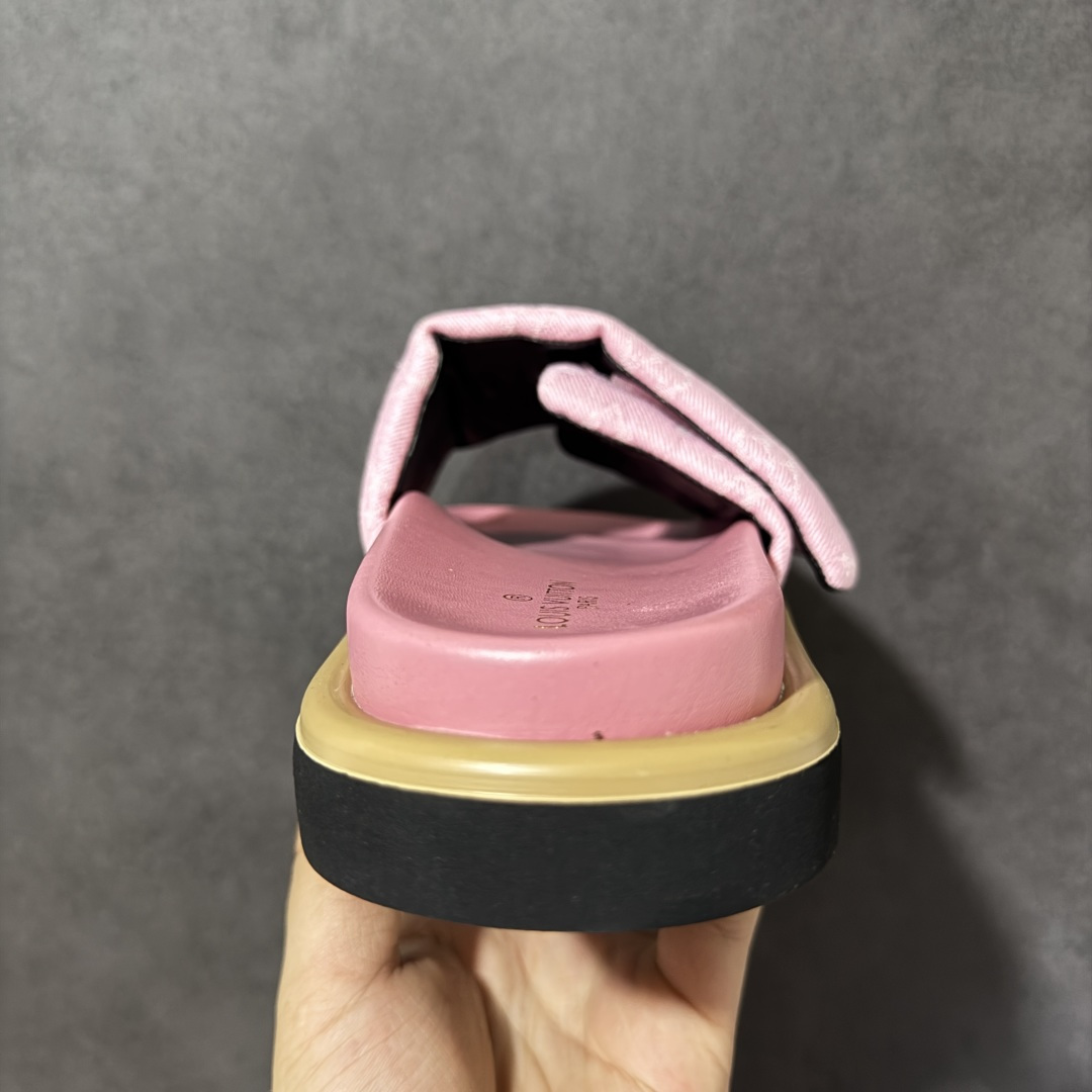 图片[4]-【广东版】Louis Vuitton 路易威登 Pool Pillow Flat Comfort Mule LV凉拖 广东大厂出品 原楦原档案数据开发 正确工艺细节 原盒包装 区分低价 鞋面采用 Monogram 提花帆布，内里是皮革材质，鞋底为轻量化发泡材质，兼顾了舒适和耐用，超宽的 Monogram 老花魔术贴鞋面，搭配厚实的软垫和厚底，脚感像踩在枕头一样软，所以被大家俗称为 “枕头拖”。 尺码：36 37 38 39 40 41 42-选品中心
