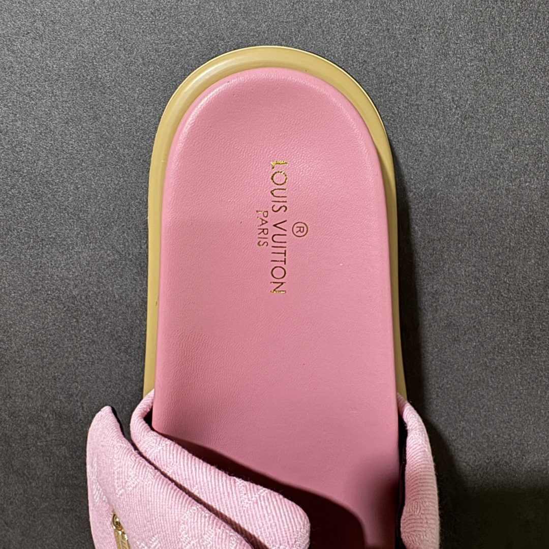 图片[6]-【广东版】Louis Vuitton 路易威登 Pool Pillow Flat Comfort Mule LV凉拖 广东大厂出品 原楦原档案数据开发 正确工艺细节 原盒包装 区分低价 鞋面采用 Monogram 提花帆布，内里是皮革材质，鞋底为轻量化发泡材质，兼顾了舒适和耐用，超宽的 Monogram 老花魔术贴鞋面，搭配厚实的软垫和厚底，脚感像踩在枕头一样软，所以被大家俗称为 “枕头拖”。 尺码：36 37 38 39 40 41 42-选品中心