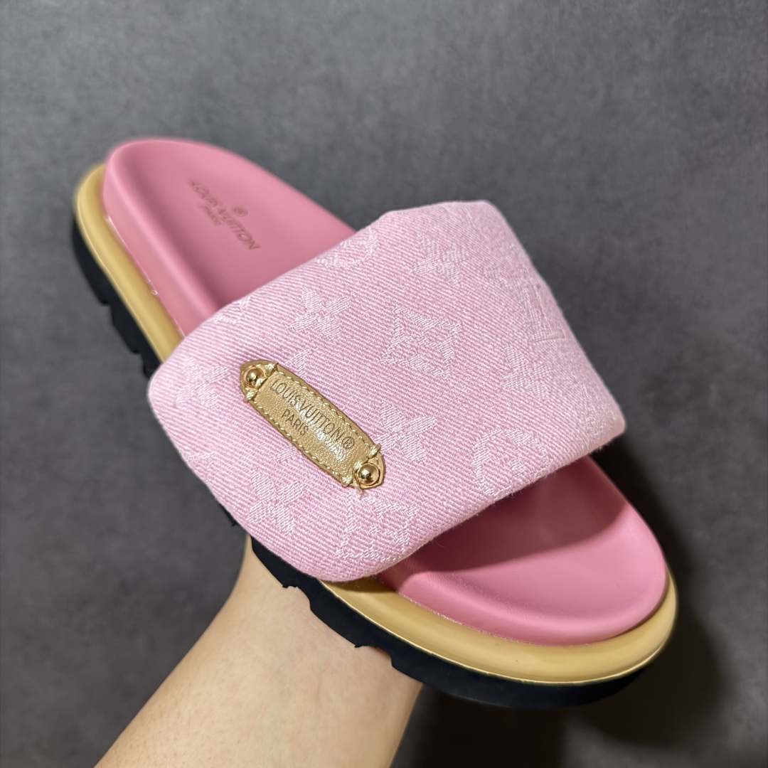 图片[3]-【广东版】Louis Vuitton 路易威登 Pool Pillow Flat Comfort Mule LV凉拖 广东大厂出品 原楦原档案数据开发 正确工艺细节 原盒包装 区分低价 鞋面采用 Monogram 提花帆布，内里是皮革材质，鞋底为轻量化发泡材质，兼顾了舒适和耐用，超宽的 Monogram 老花魔术贴鞋面，搭配厚实的软垫和厚底，脚感像踩在枕头一样软，所以被大家俗称为 “枕头拖”。 尺码：36 37 38 39 40 41 42-选品中心