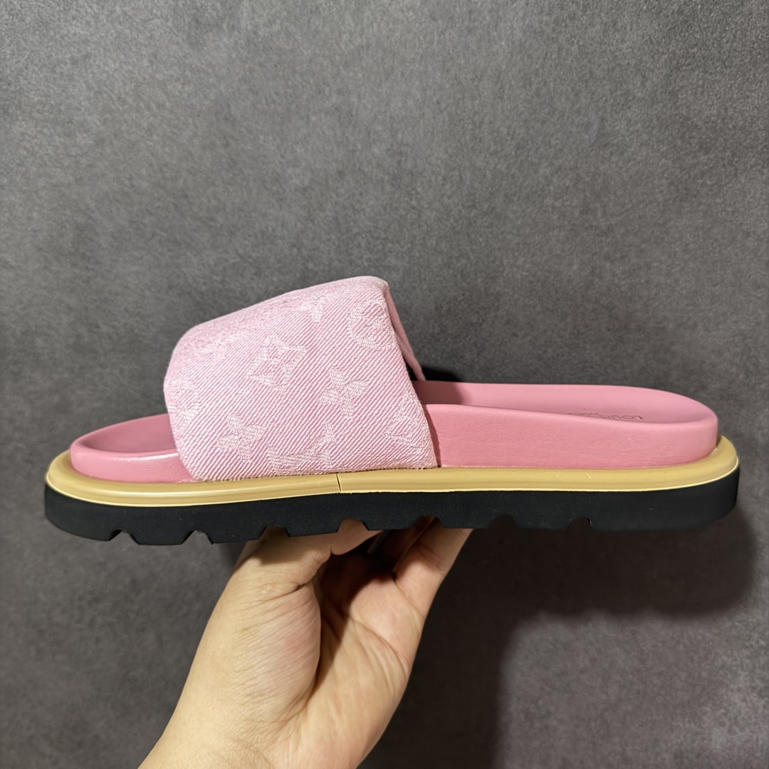 图片[2]-【广东版】Louis Vuitton 路易威登 Pool Pillow Flat Comfort Mule LV凉拖 广东大厂出品 原楦原档案数据开发 正确工艺细节 原盒包装 区分低价 鞋面采用 Monogram 提花帆布，内里是皮革材质，鞋底为轻量化发泡材质，兼顾了舒适和耐用，超宽的 Monogram 老花魔术贴鞋面，搭配厚实的软垫和厚底，脚感像踩在枕头一样软，所以被大家俗称为 “枕头拖”。 尺码：36 37 38 39 40 41 42-选品中心